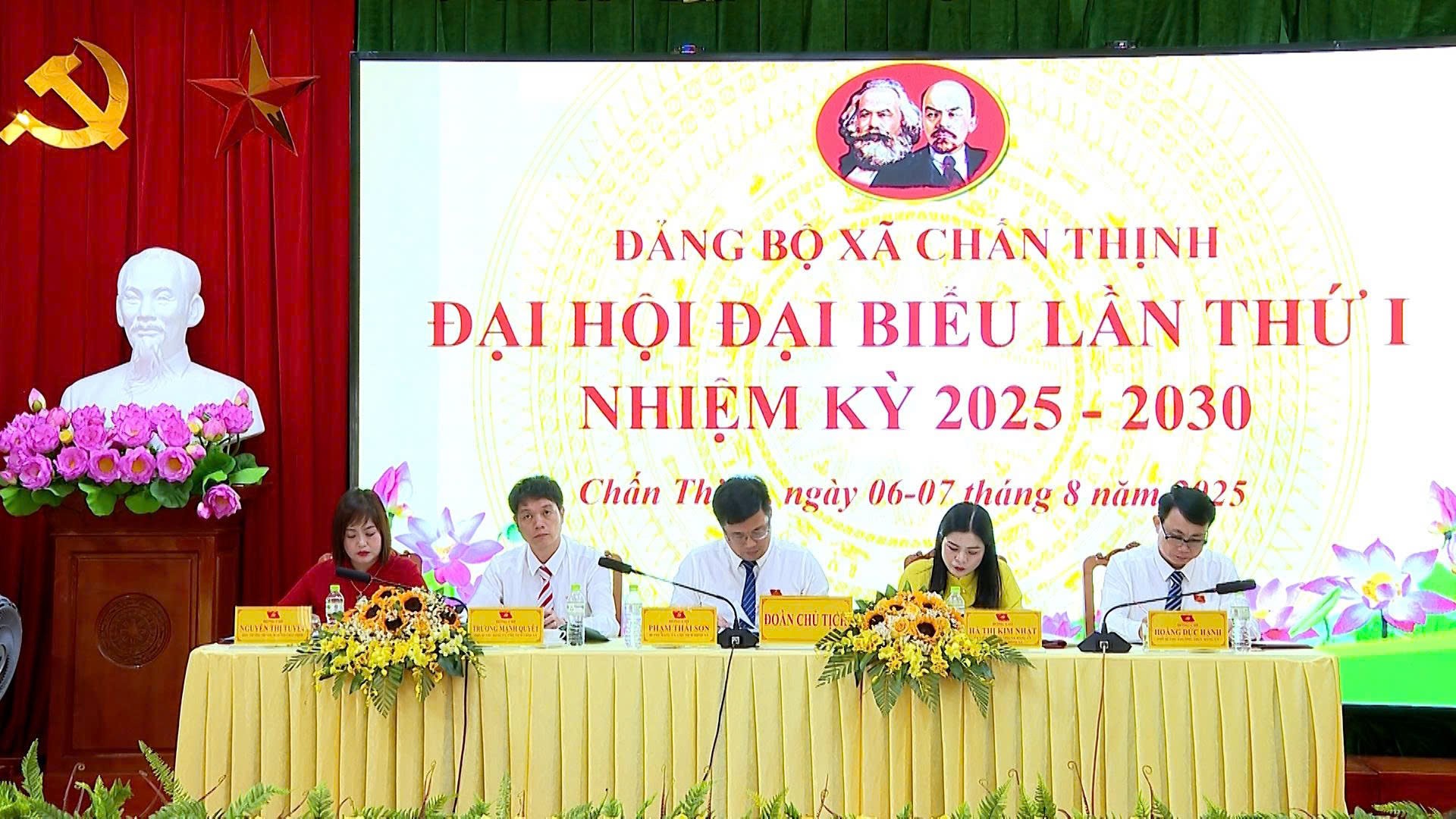 Đoàn Chủ tịch điều hành đại hội. z6882859701334-7ada98fd839f36e40d03c6e536768683.jpg