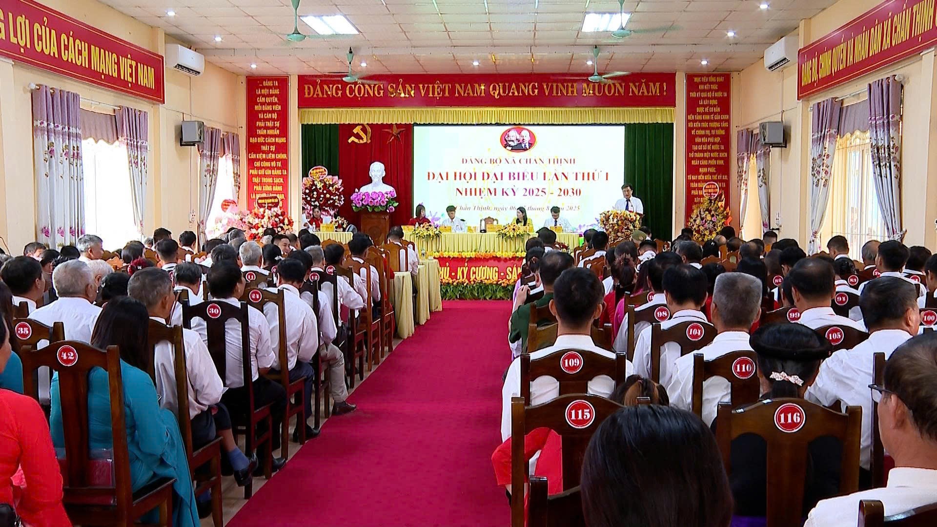 Quang cảnh đại hội. z6882859701346-1dd66f6134f5720dceb0bf4b84e87609.jpg