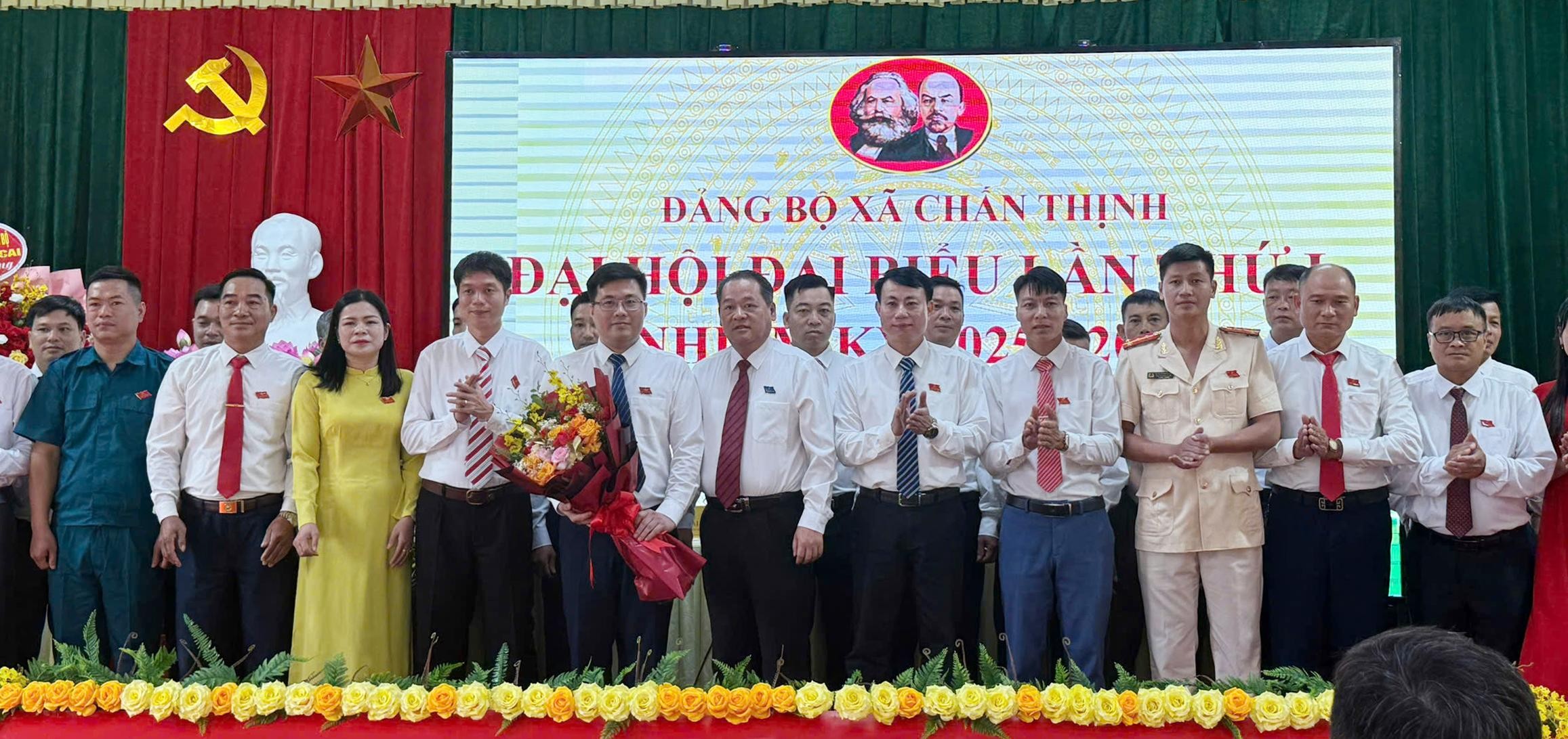 Đồng chí Phó Chủ tịch HĐND tỉnh tặng hoa chúc mừng Ban Chấp hành Đảng bộ xã Chấn Thịnh, nhiệm kỳ 2025 - 2030. z6882848969324-3c473c74b996f966c025c6b04fc3cbb7.jpg