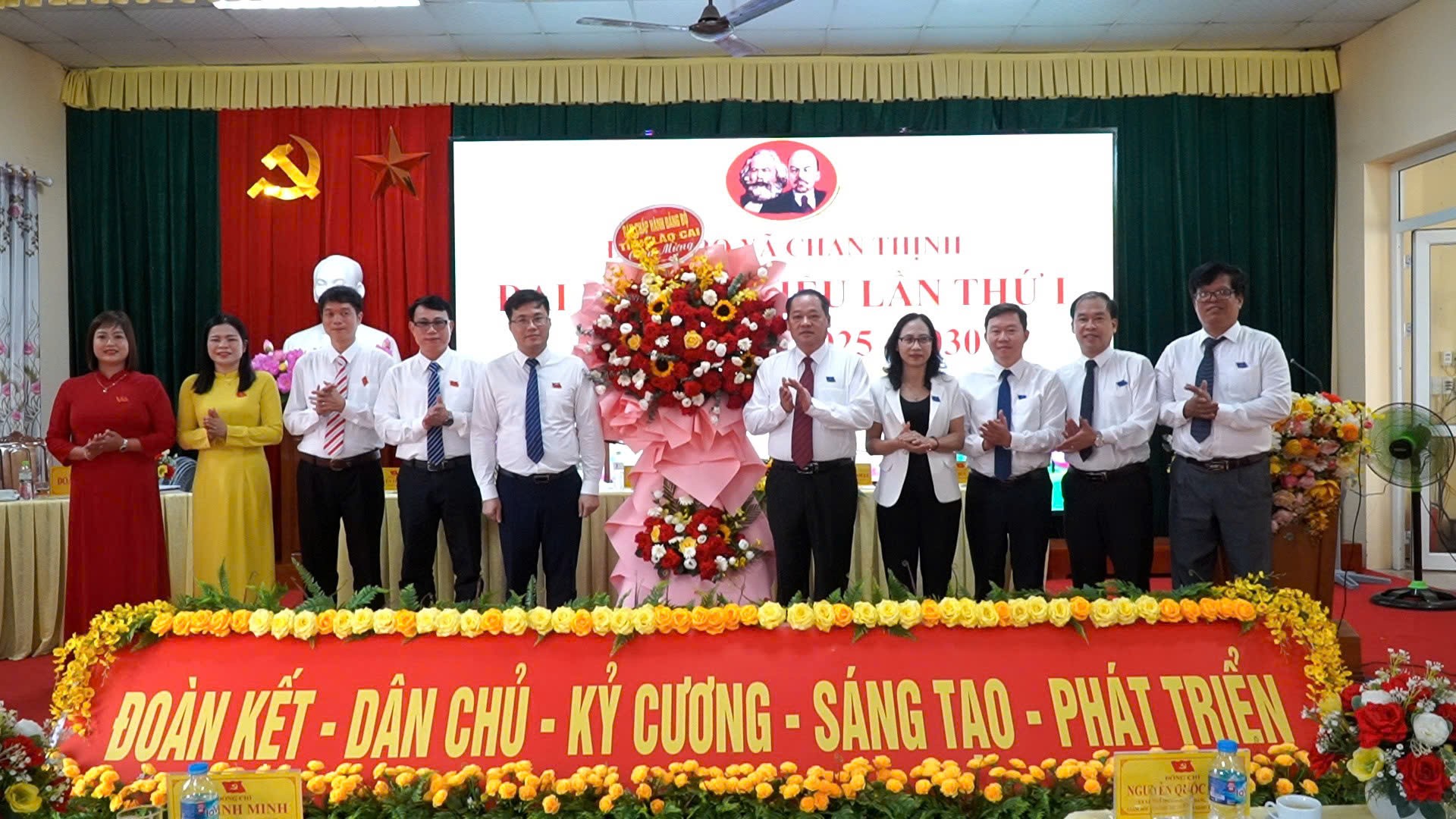Đồng chí Phó Chủ tịch HĐND tỉnh cùng lãnh đạo các ban, sở, ngành tặng hoa chúc mừng đại hội. z6882852923341-f344f221f469adeaf19b7b4e3eac9606.jpg