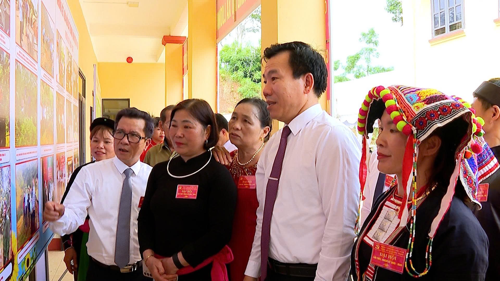 Đồng chí Dương Đức Huy cùng các đại biểu tham quan gian trưng bày các thành tựu phát triển KT - XH của Đảng bộ xã Lương Thịnh, nhiệm kỳ 2020 - 2025 z6875115175036-7ea73185b2072088a3e4dd5776e4720e.jpg