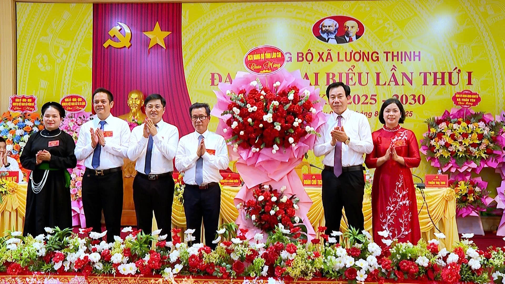 Đồng chí Dương Đức Huy, Ủy viên Ban Thường vụ, Trưởng Ban Tuyên giáo và Dân vận Tỉnh ủy tặng hoa chúc mừng đại hội. z6875472878998-5ca264f3477bcaa7595aa3962db9204c.jpg