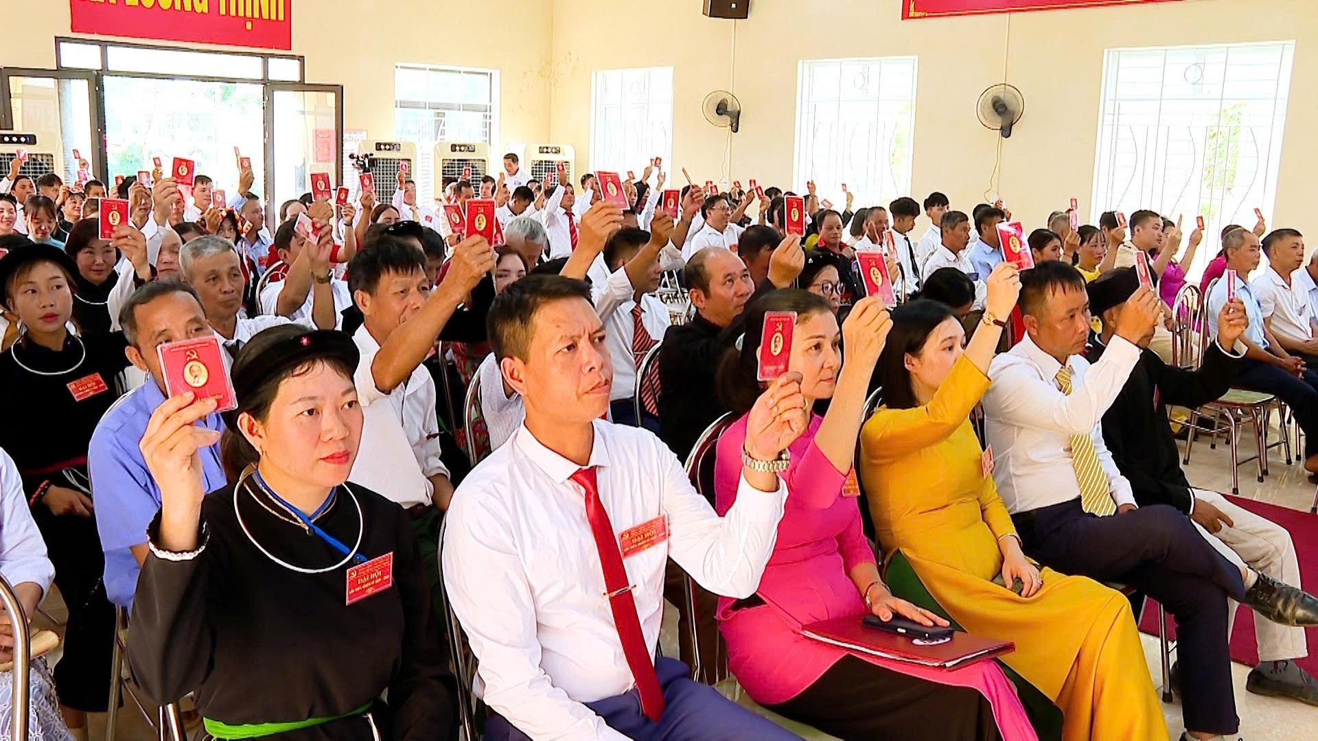 Biểu quyết thông qua nghị quyết đại hội. z6875126261891-27c0f55ecdb390701ea09e78c12d97aa.jpg