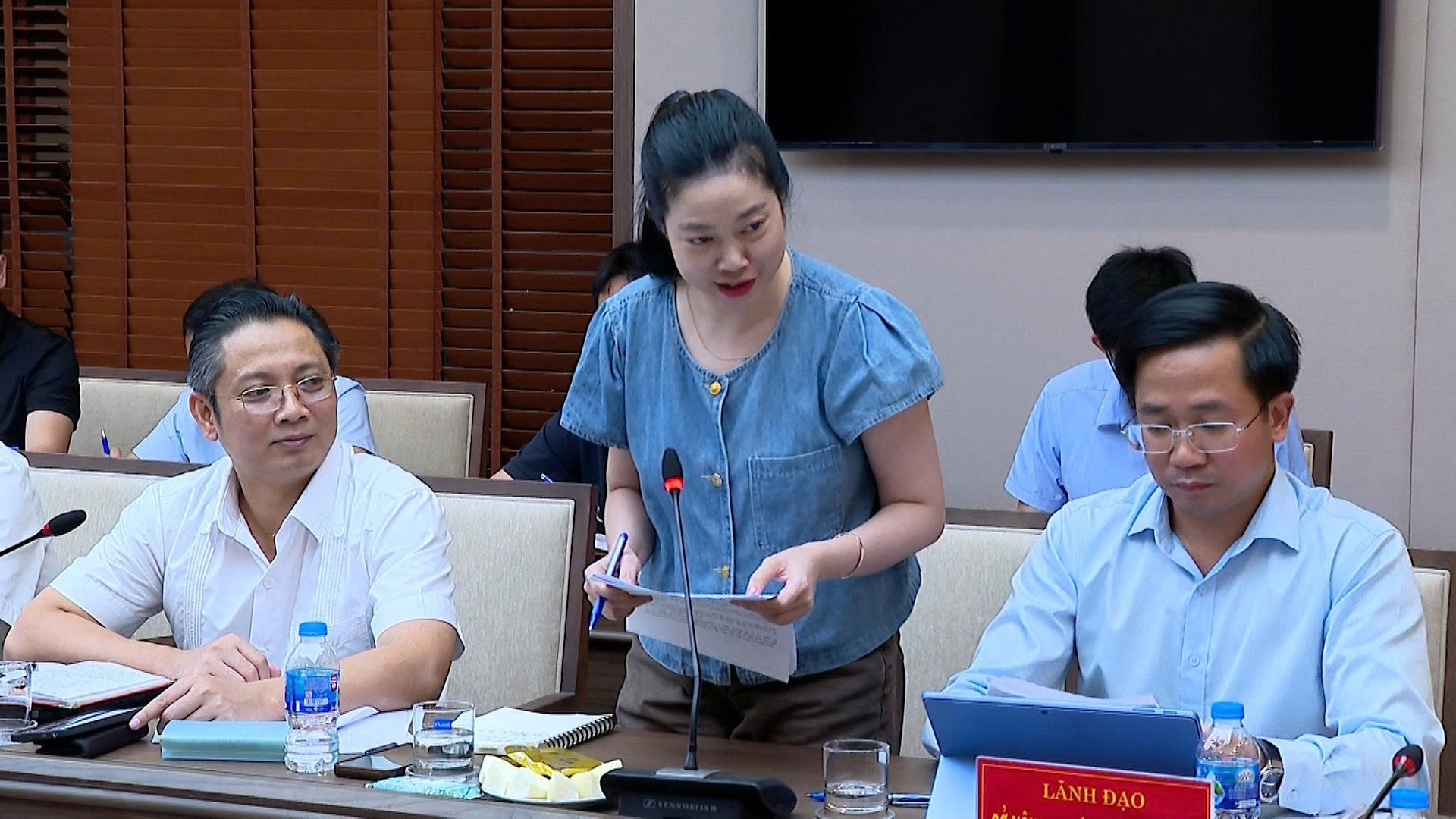 Lãnh đạo Sở Nông nghiệp và Môi trường báo cáo tình hình triển khai dự án trên địa bàn tỉnh. z6890817649505-53a455118db5fabe569a866dd4c962b2.jpg