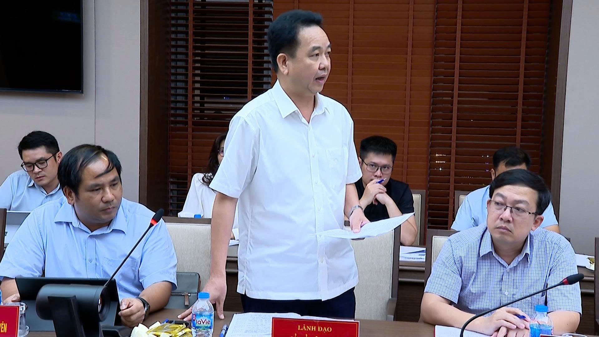 Đồng chí Đinh Khắc Yên, Bí thư Đảng ủy xã Lục Yên phát biểu tại cuộc họp. z6890817649610-87950cec1240a3b66af73511897149f7.jpg