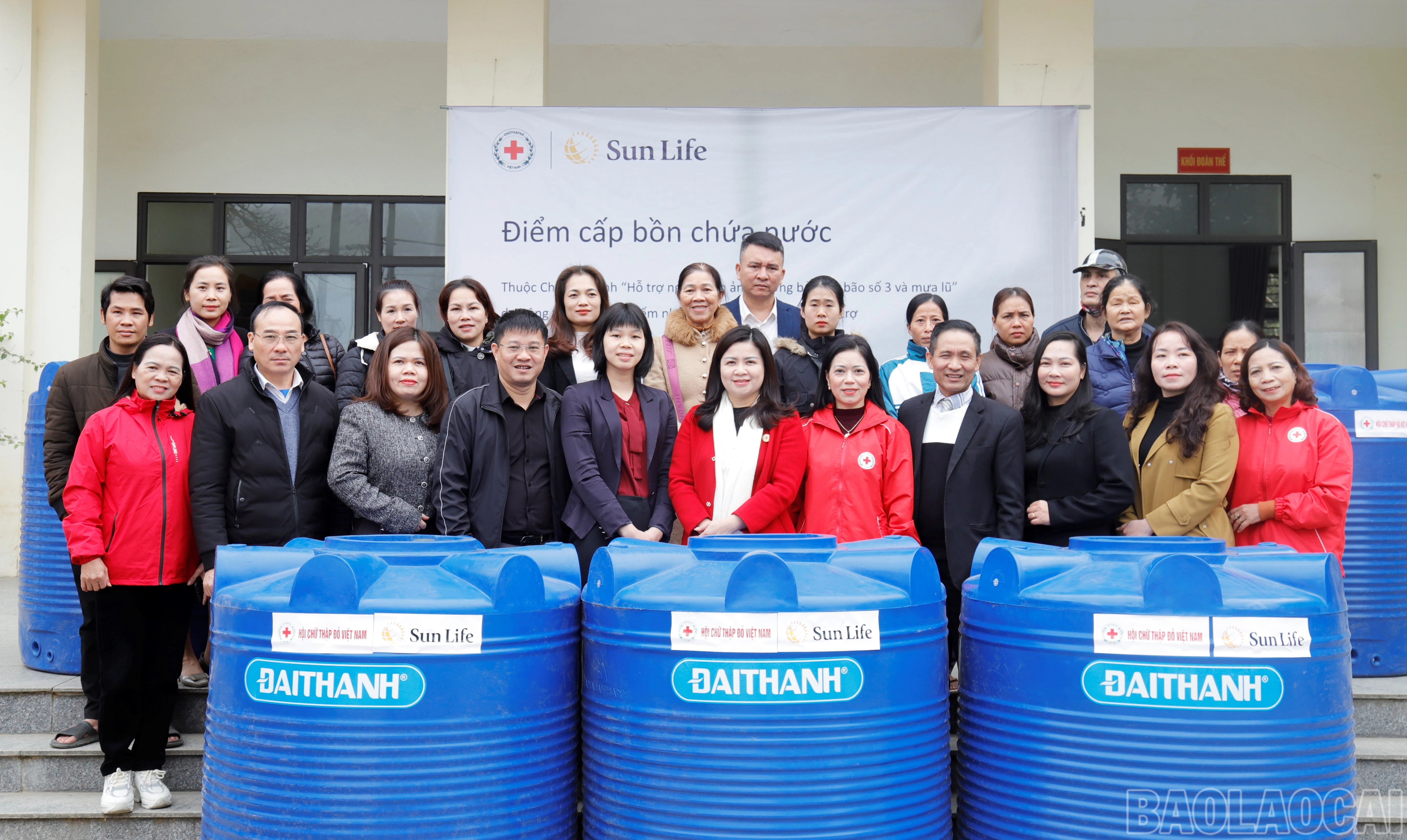 baolaocai-br_trao-tang-bon-chua-nuoc-cho-cac-ho-dan-anh-4-thanh-nghi.jpg