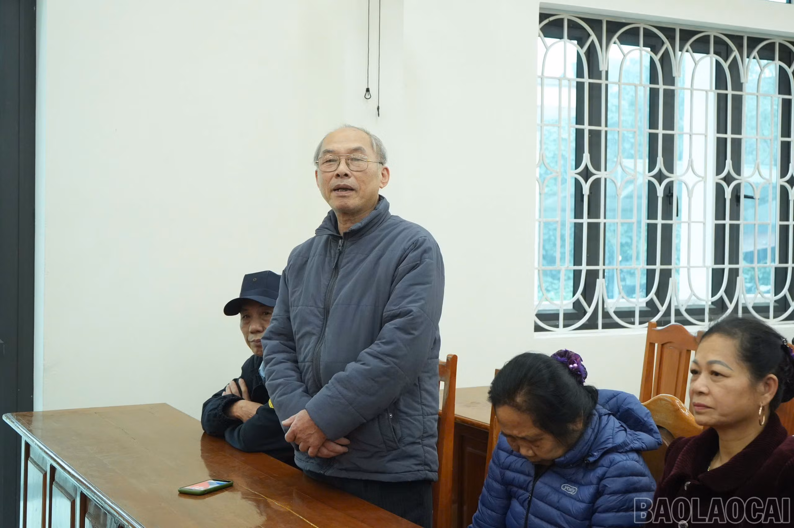 Các cử tri tham gia ý kiến đối với người được giới thiệu ứng cử đại biểu HĐND các cấp.