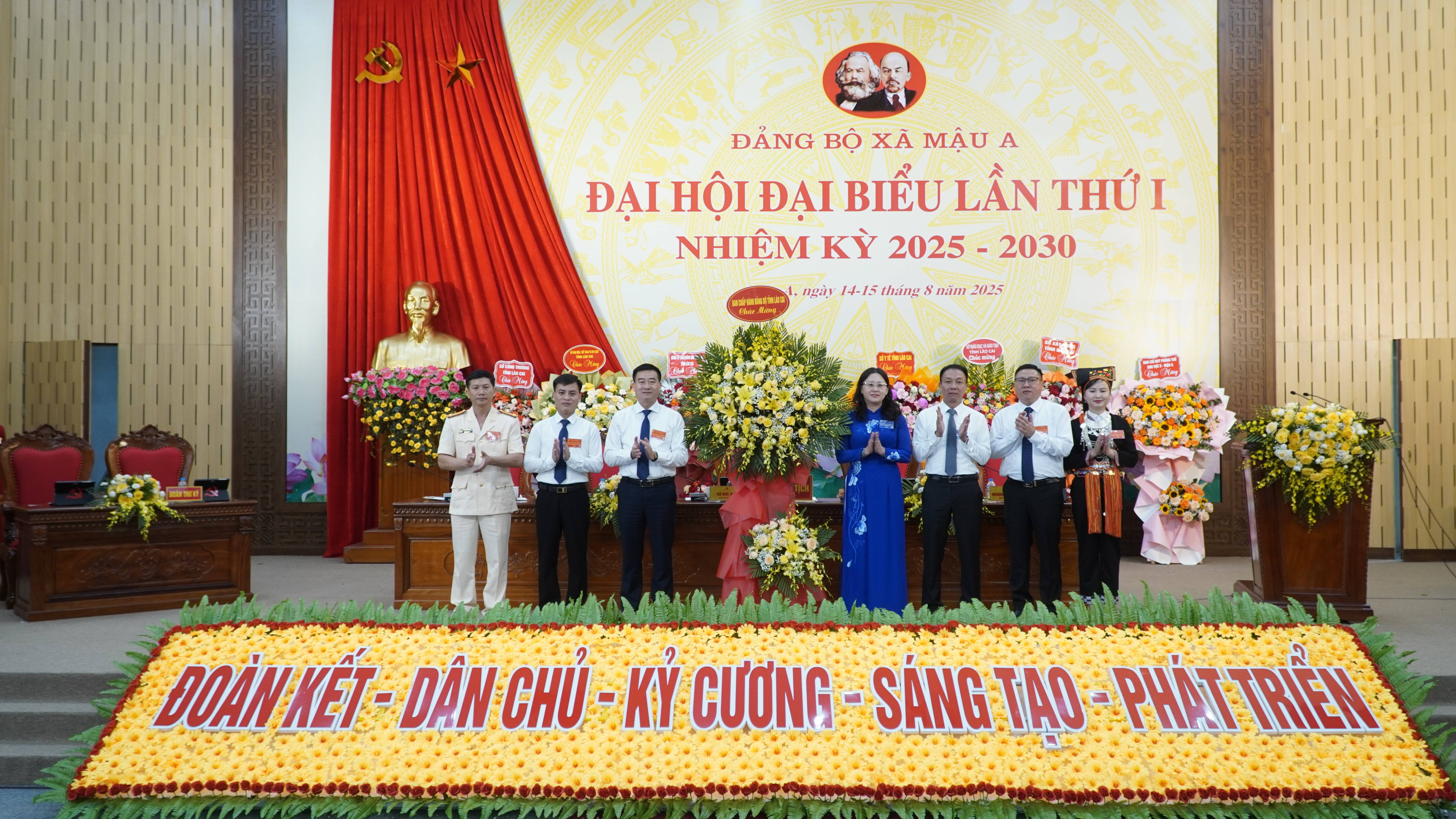 Đồng chí Giàng Thị Dung - Phó Bí thư Tỉnh ủy, Chủ tịch Ủy ban Mặt trận Tổ quốc Việt Nam tỉnh và đồng chí Vũ Quỳnh Khánh - Ủy viên Ban Thường vụ Tỉnh ủy, Phó Chủ tịch HĐND tỉnh tặng hoa chúc mừng Đại hội Đảng bộ xã Mậu A. dsc0631.jpg