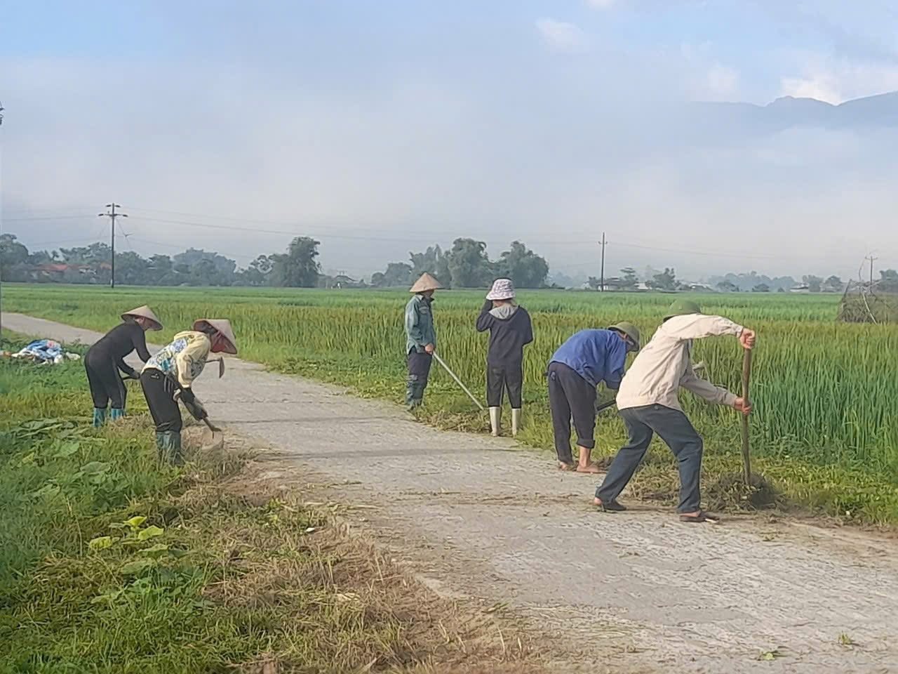 Người dân Cầu Thia luôn tự giác dọn vệ sinh môi trường. 9.jpg