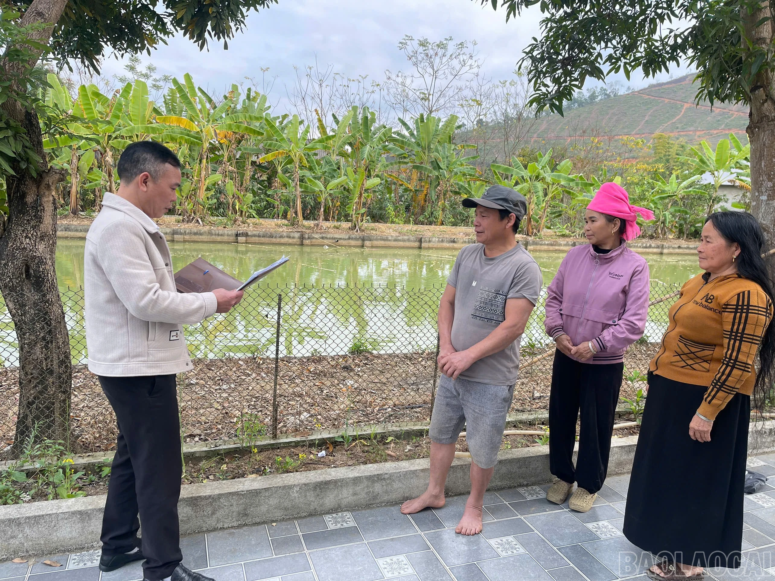 Hội Nông dân phường Nghĩa Lộ hướng dẫn người dân tiếp cận các nguồn vốn vay ưu đãi để phát triển kinh gia đình