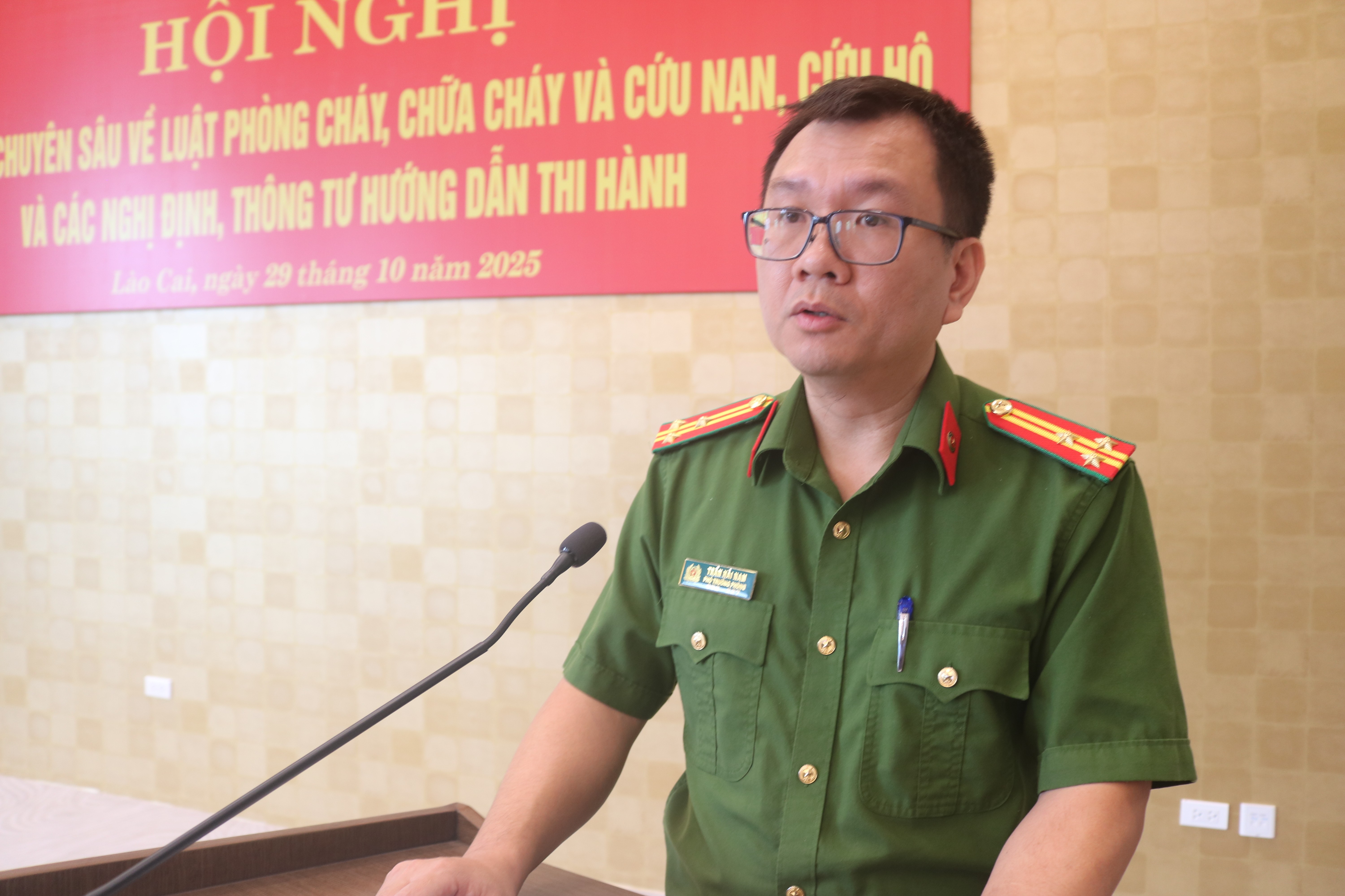 Thượng tá Trần Hải Nam - Phó Trưởng phòng Tham mưu, Cục Cảnh sát PCCC và CNCH (Bộ Công an) đã trực tiếp phổ biến các nội dung quan trọng của Luật PCCC&CNCH cũng như các nghị định, thông tư hướng dẫn thi hành. img-5055.jpg