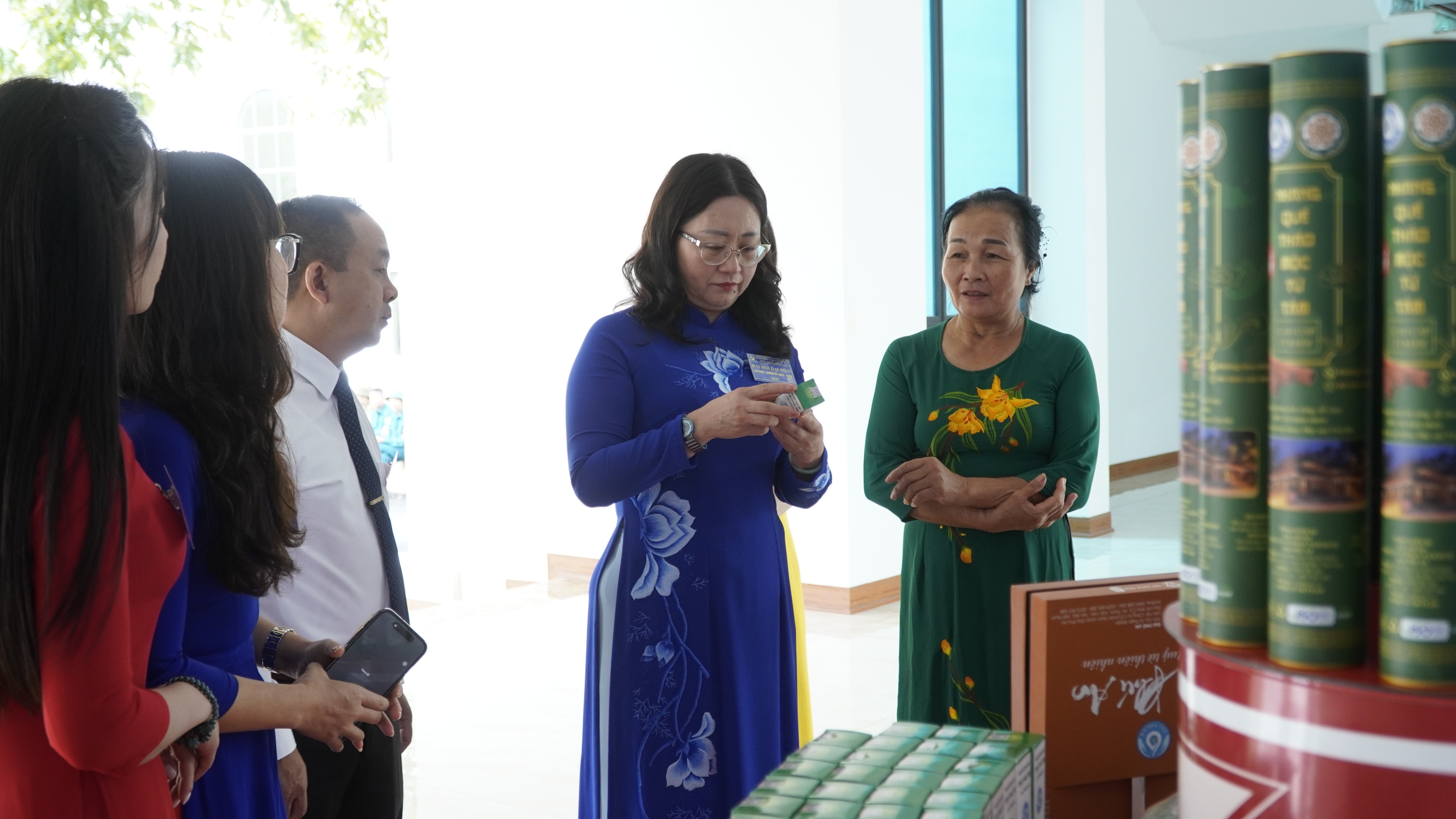 Đồng chí Giàng Thị Dung - Phó Bí thư Tỉnh ủy, Chủ tịch Ủy ban Mặt trận Tổ quốc Việt Nam tỉnh tham quan các sản phẩm Ocop của địa phương được trưng bày tại Đại hội dsc0807.jpg