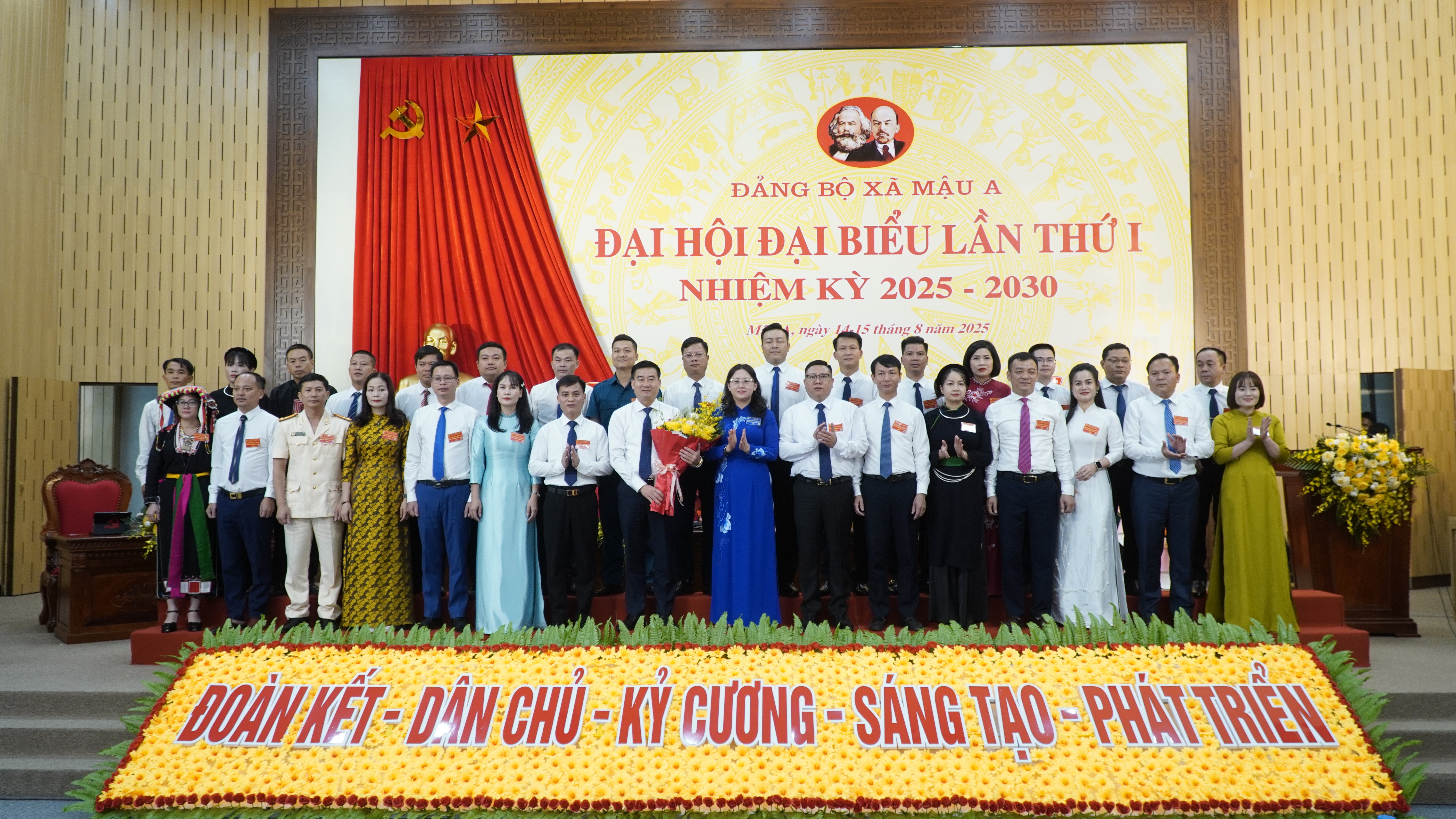 Đồng chí Giàng Thị Dung - Phó Bí thư Tỉnh ủy, Chủ tịch Ủy ban Mặt trận Tổ quốc Việt Nam tỉnh tặng hoa chúc mừng các đồng chí trong BCH Đảng bộ xã Mậu A, nhiệm kỳ 2025 - 2030 dsc0692.jpg