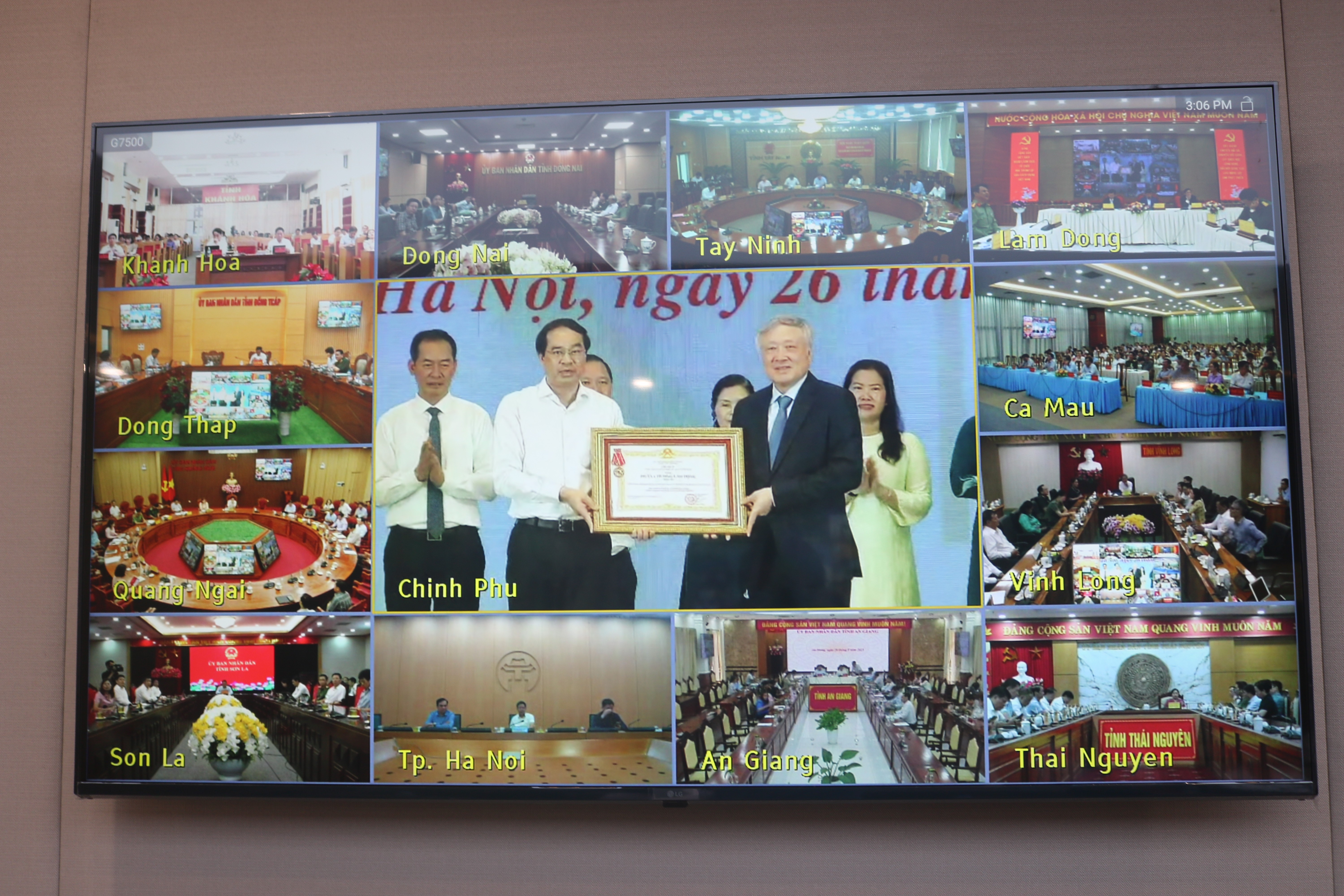 Đồng chí Nguyễn Hòa Bình - Ủy viên Bộ Chính trị, Phó Thủ tướng Thường trực Chính phủ trao tặng Huân chương Lao động hạng Ba của Chủ tịch nước cho tỉnh Lào Cai vì có thành tích xuất sắc trong Phong trào thi đua “Chung tay xoá NT - NDN trên phạm vi cả nước trong năm 2025”. img-4895.jpg