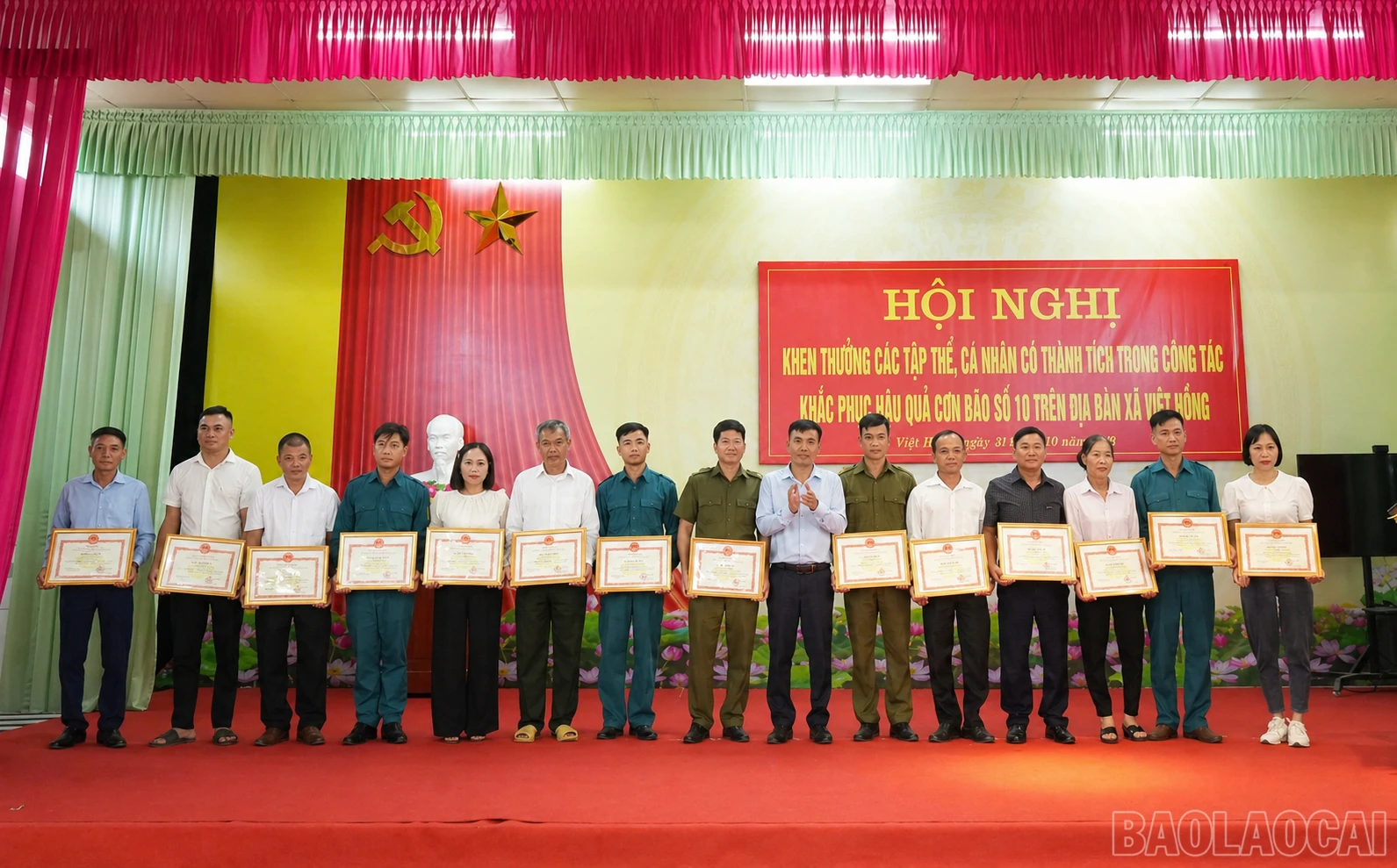 Anh Huân (áo xanh thứ 2, từ phải qua trái màn hình) được cấp ủy, chính quyền, các đoàn thể nhiều lần tặng giấy khen vì những cống hiến cho quê hương.