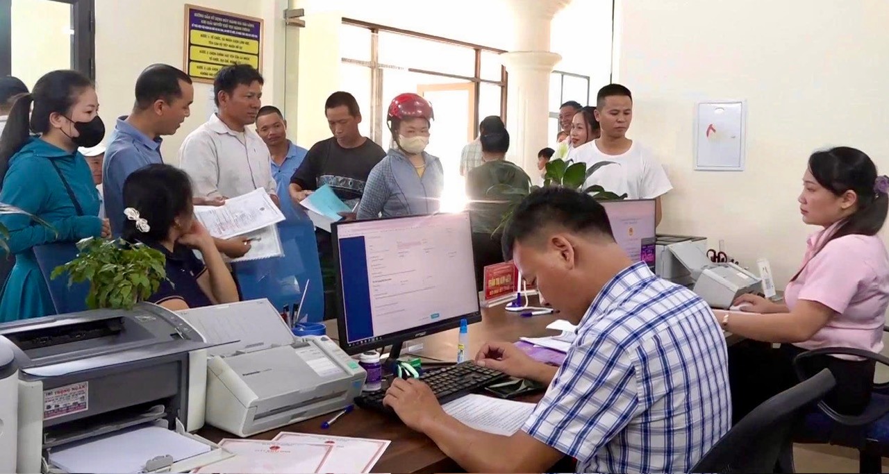 Bộ phận Phục vụ hành chính công phường Nghĩa Lộ làm tốt công tác tiếp dân z7020106986484-a77c74cccbaa6a70cba93a4a07e6db14.jpg