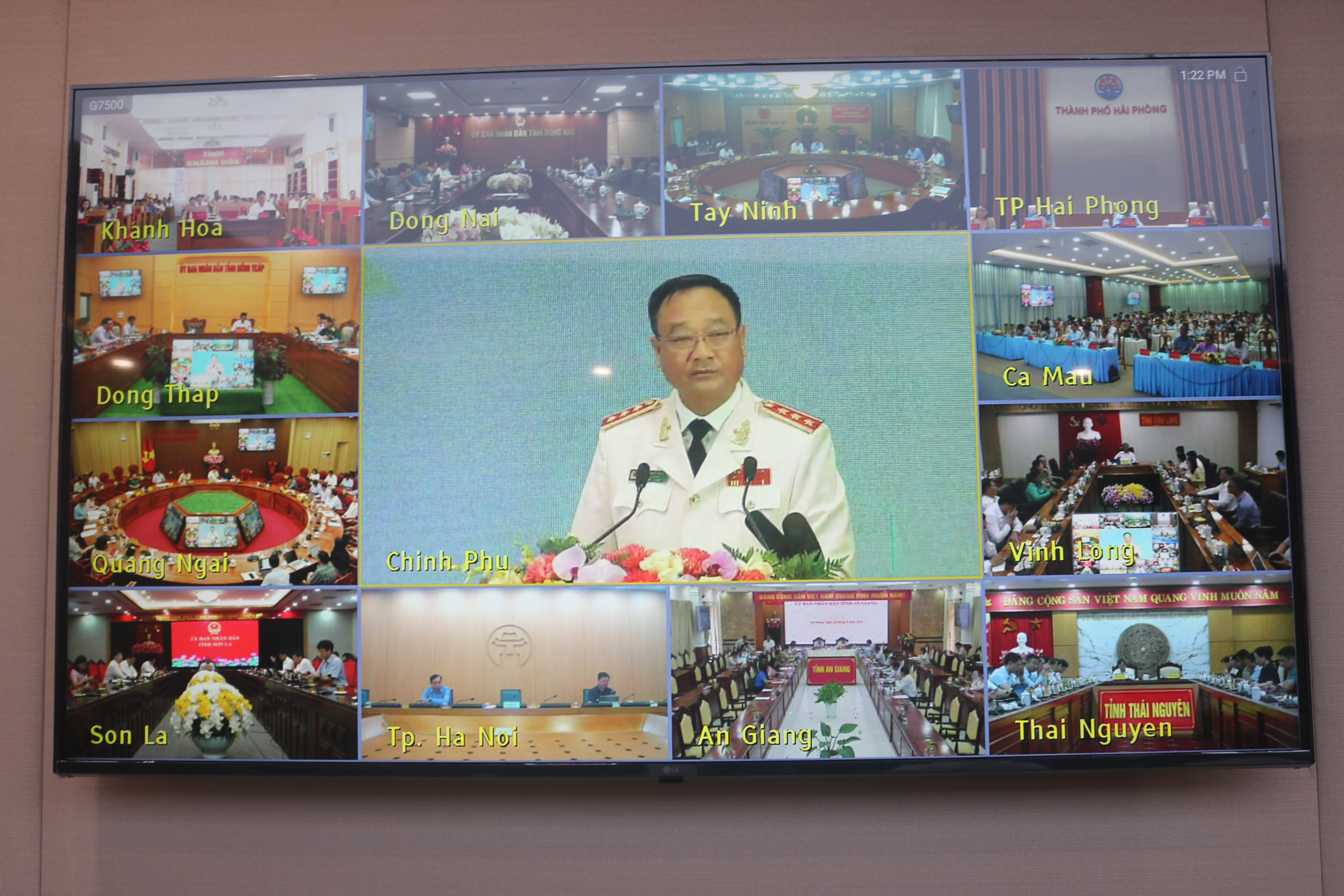 Các đại biểu báo cáo kết quả thực hiện Chương trình, Phong trào thi đua xóa NT - NDN tại Hội nghị. img-4859.jpg