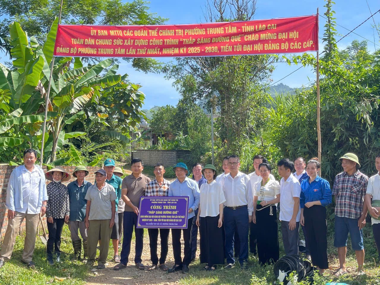 Ủy ban MTTQ và các đoàn thể chính trị cùng người dân chung sức xây dựng công trình "thắp sáng đường quê". z7114478908273-692826e0071757d657929951b09c1a8f.jpg