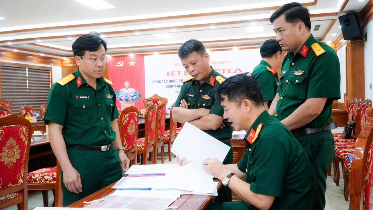 Đoàn kiểm tra văn bản, giấy tờ thực hiện công tác quốc phòng, quân sự tại xã Mậu A. z7094781571613-d1357f877b88fe8572a63ae663f6df85.jpg