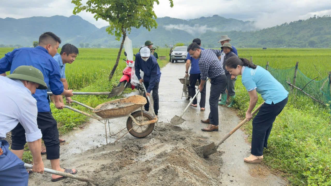 Bà Phạm Thị Quy - Chủ tịch Hội Liên hiệp Phụ nữ phường Cầu Thia (áo phông xanh) cùng lãnh đạo phường tham gia làm đường giao thông nông thôn. ba-pham-thi-qui-ao-phong-xanh-cung-thuong-truc-xa-tham-gia-lam-duong-gtnt.jpg