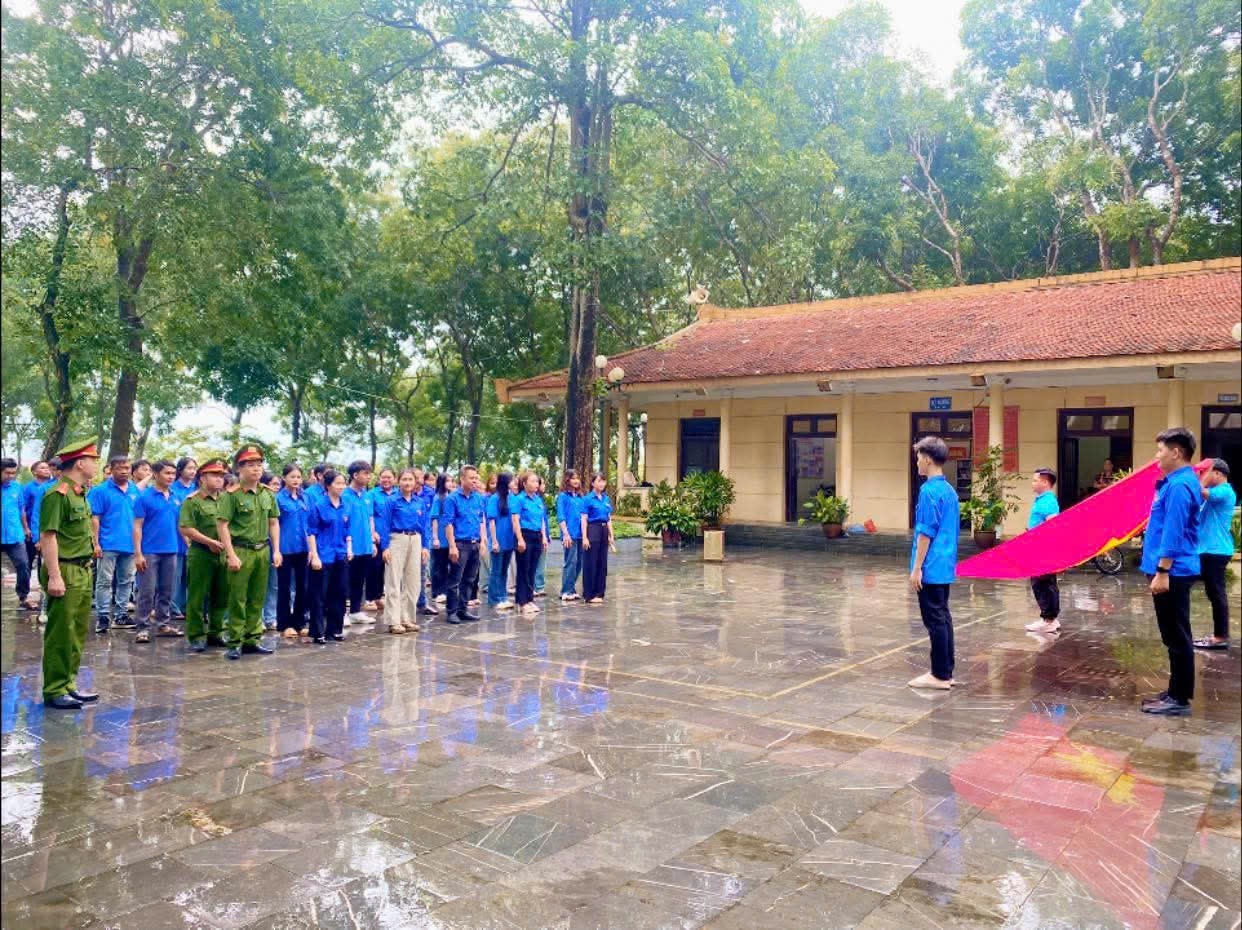 Đoàn Thanh niên phường Nghĩa Lộ làm Lễ chào cờ tại Khu di tích lịch sử Căng và Đồn Nghĩa Lộ. 19.jpg