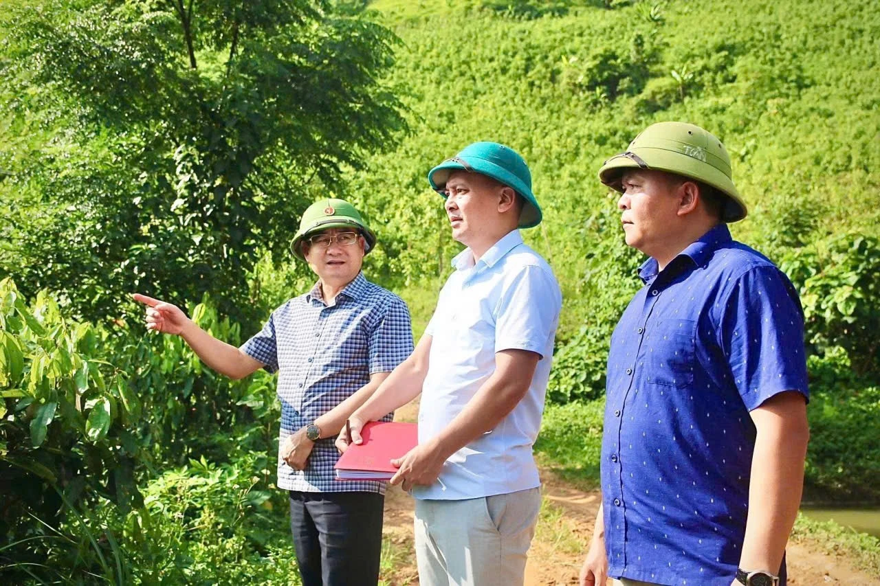 lanh-dao-xa-mau-a-khao-sat-thuc-te-phat-trien-kinh-te-tai-dia-phuong.jpg