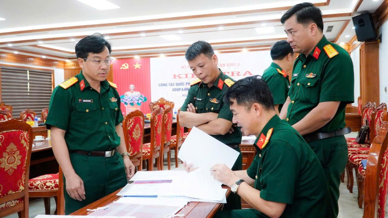 ban-chi-huy-phong-thu-khu-vuc-5-mau-a-kiem-tra-cong-tac-quan-su-quoc-phong-tai-xa-mau-a.jpg