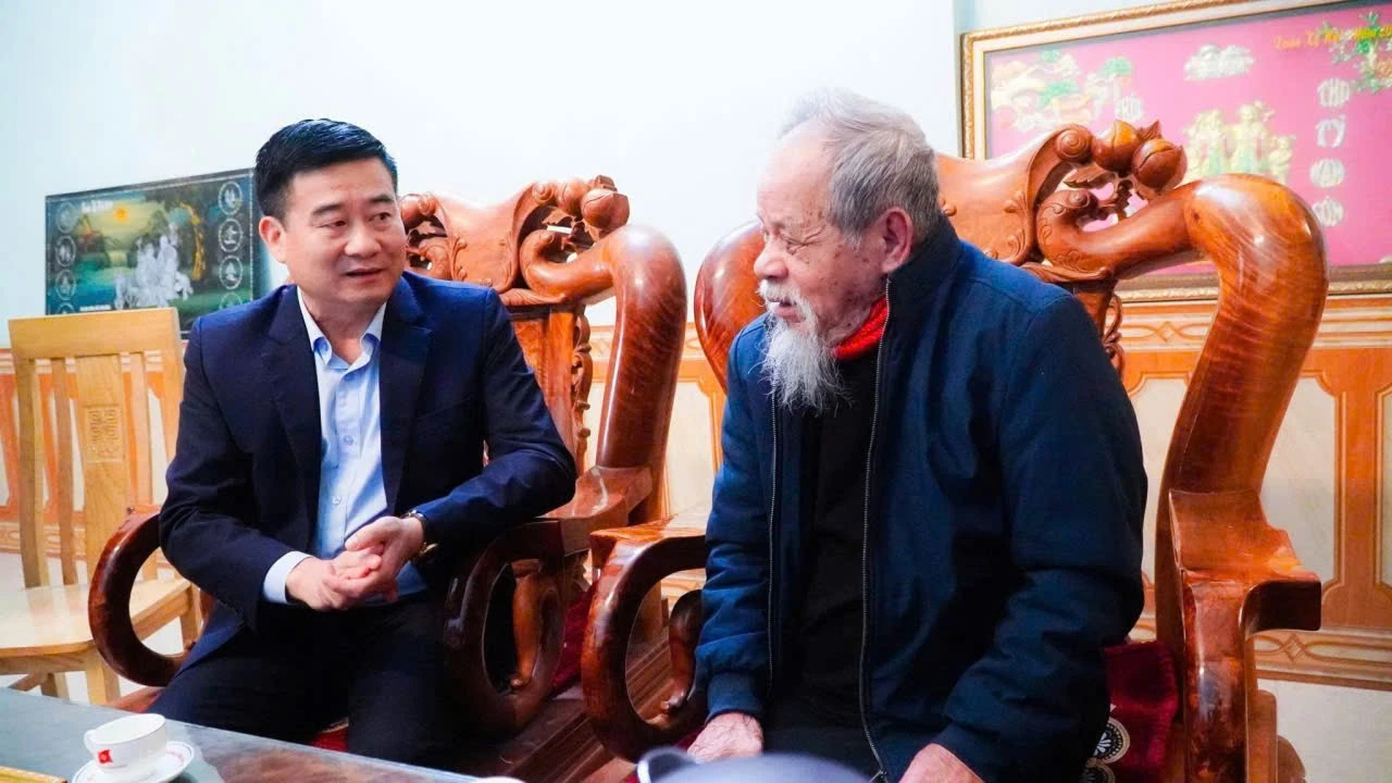 dong-chi-ha-duc-anh-bi-thu-dang-uy-xa-mau-a-trao-doi-voi-dang-vien-lao-thanh-ve-nhung-diem-moi-trong-van-kien-dai-hoi-14-cua-dang.jpg