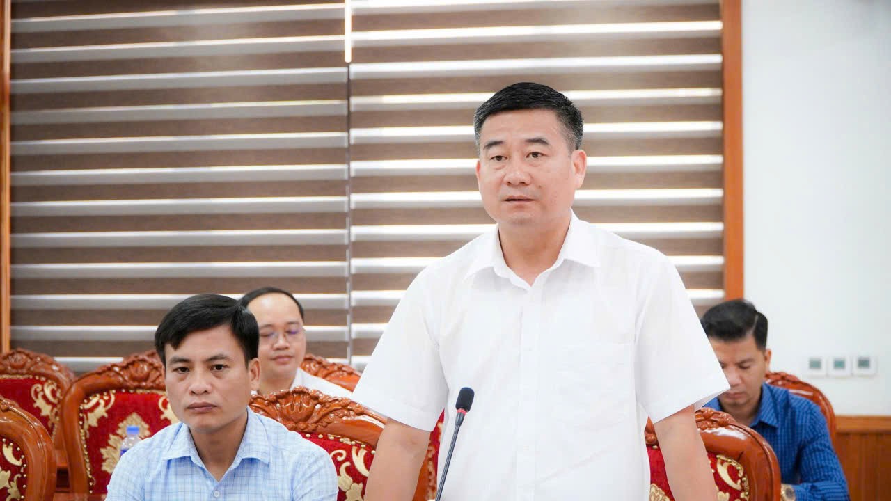 Đồng chí Hà Đức Anh - Bí thư Đảng ủy xã Mậu A báo cáo tại buổi làm việc. z7095376371866-1e24ac71d628898614203d1717dc9410.jpg