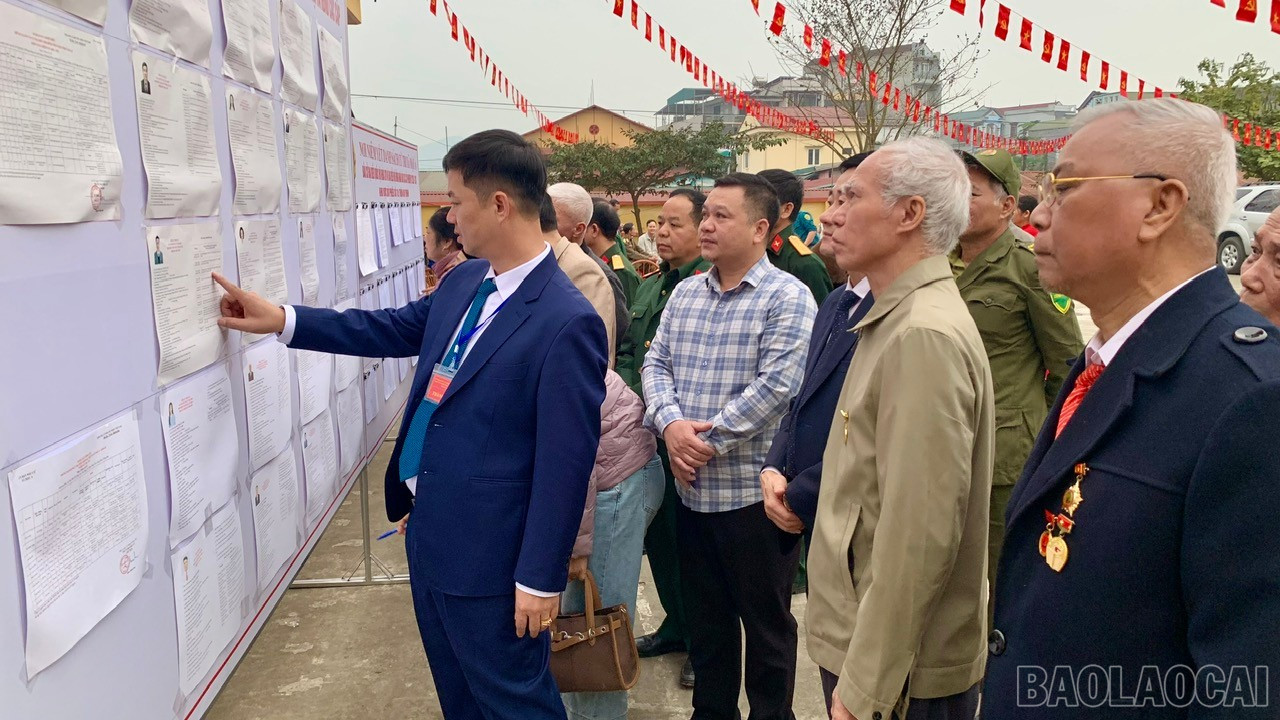 Đồng chí Nguyễn Minh Toàn - Ủy viên Ban Thường vụ Tỉnh ủy, Chủ nhiệm Ủy ban Kiểm tra Tỉnh ủy và các cử tri kiểm tra danh sách đại biểu trước khi tiến hành bầu cử