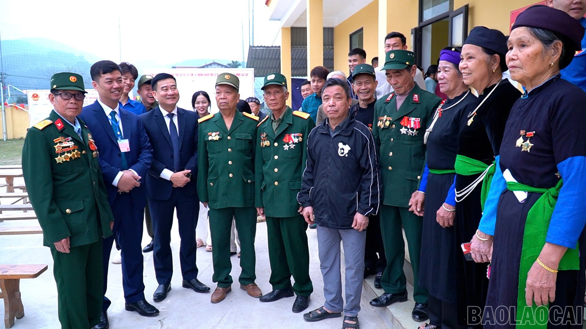 Đồng chí Nguyễn Minh Toàn - Ủy viên Ban Thường vụ Tỉnh ủy, Chủ nhiệm Ủy ban Kiểm tra Tỉnh ủy trao đổi cùng lãnh đạo và các cử tri xã Mậu A