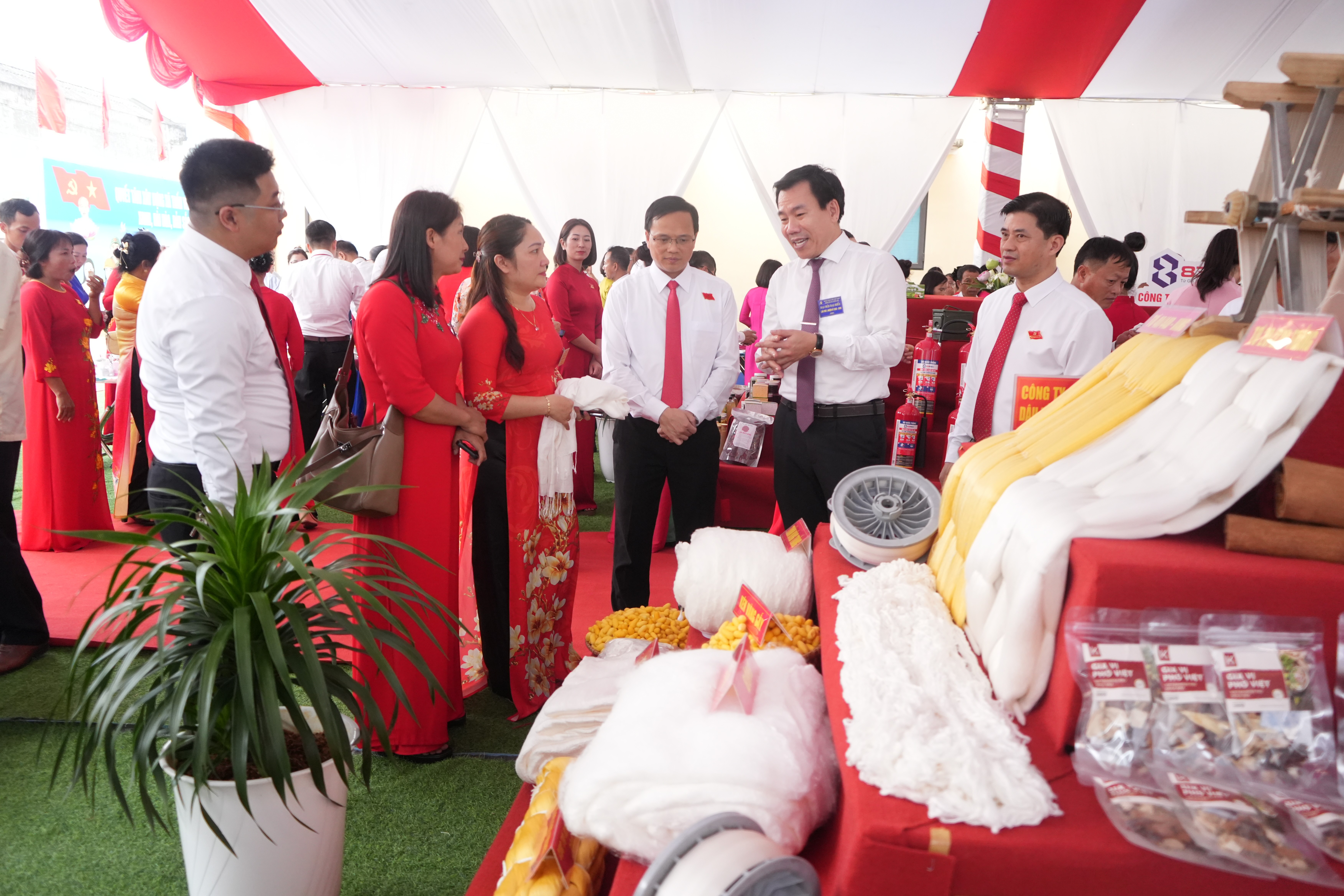 Đồng chí Dương Đức Huy, Trưởng Ban Tuyên giáo và Dân vận Tỉnh ủy tham quan các sản phẩm OCOP của xã được trưng bày tại Đại hội. dsc02167.jpg