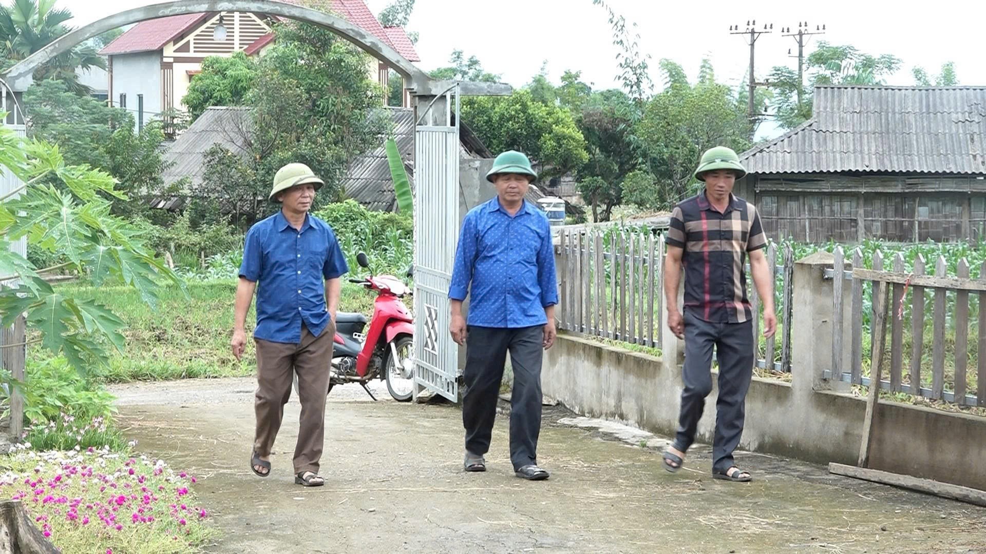 Anh Hoàng Văn Ơn (áo kẻ ngang) đến từng gia đình vận động người dân chung tay làm đường giao thông nông thôn. anh-hoang-van-on-ao-ke-ngang-dang-di-van-dong-nguoi-dan-lam-duong-gtnt.jpg