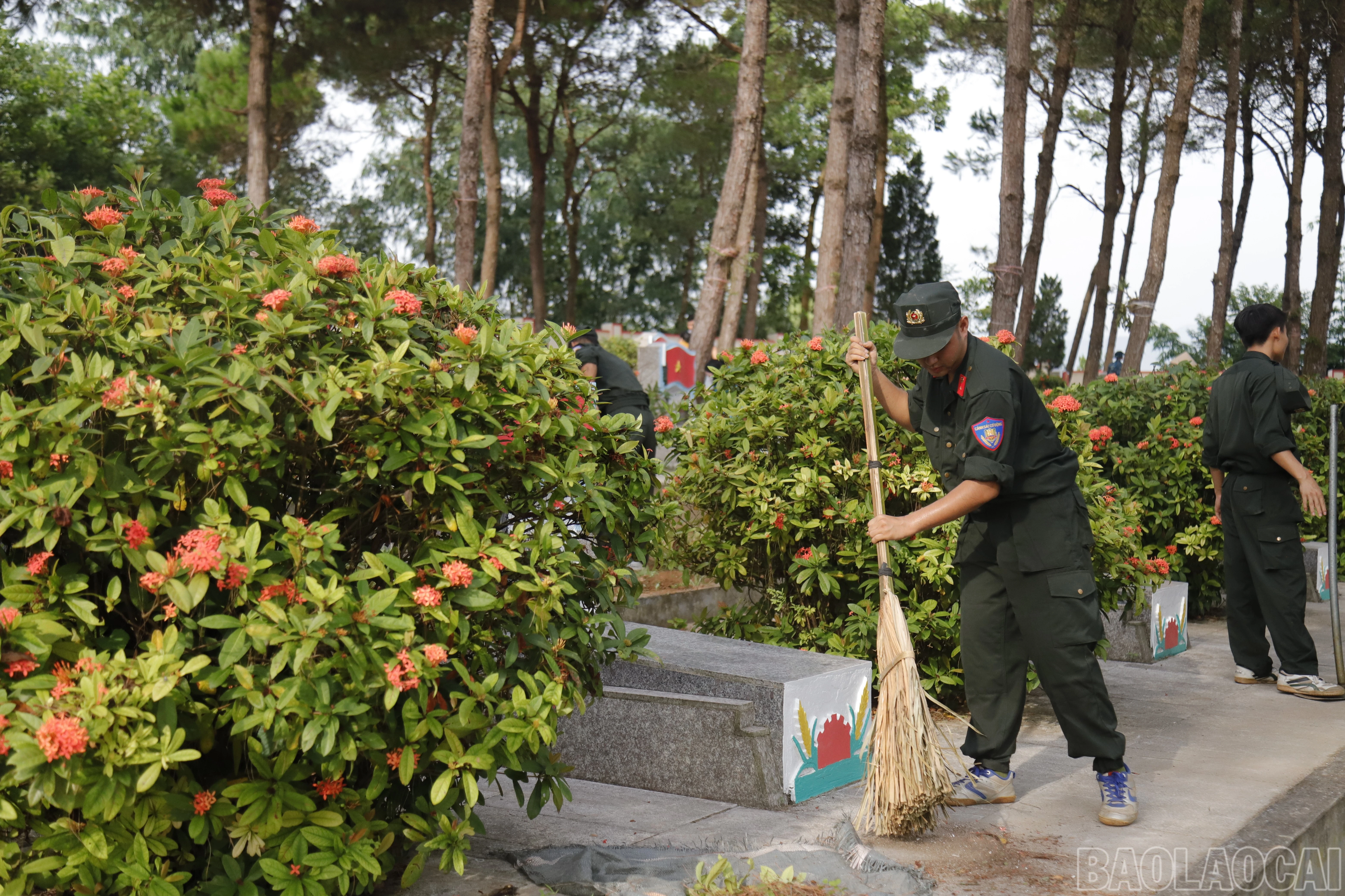 baolaocai-br_can-bo-chien-sy-doan-vien-thanh-nien-tieu-doan-cscd-so-3-tham-gia-lao-dong-ve-sinh-nghia-trang-liet-sy-phuong-nam-cuong.jpg