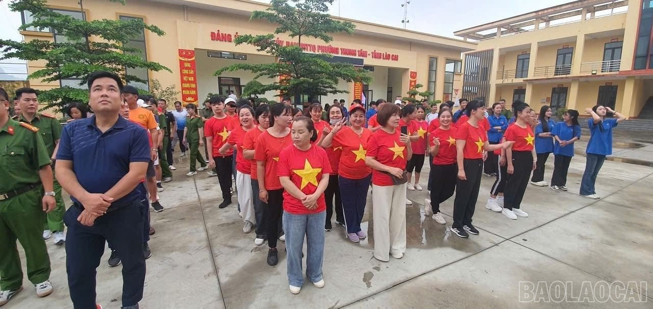 Phường Trung Tâm tổ chức Chương trình đi bộ vì cộng đồng baolaocai-br_19.jpg