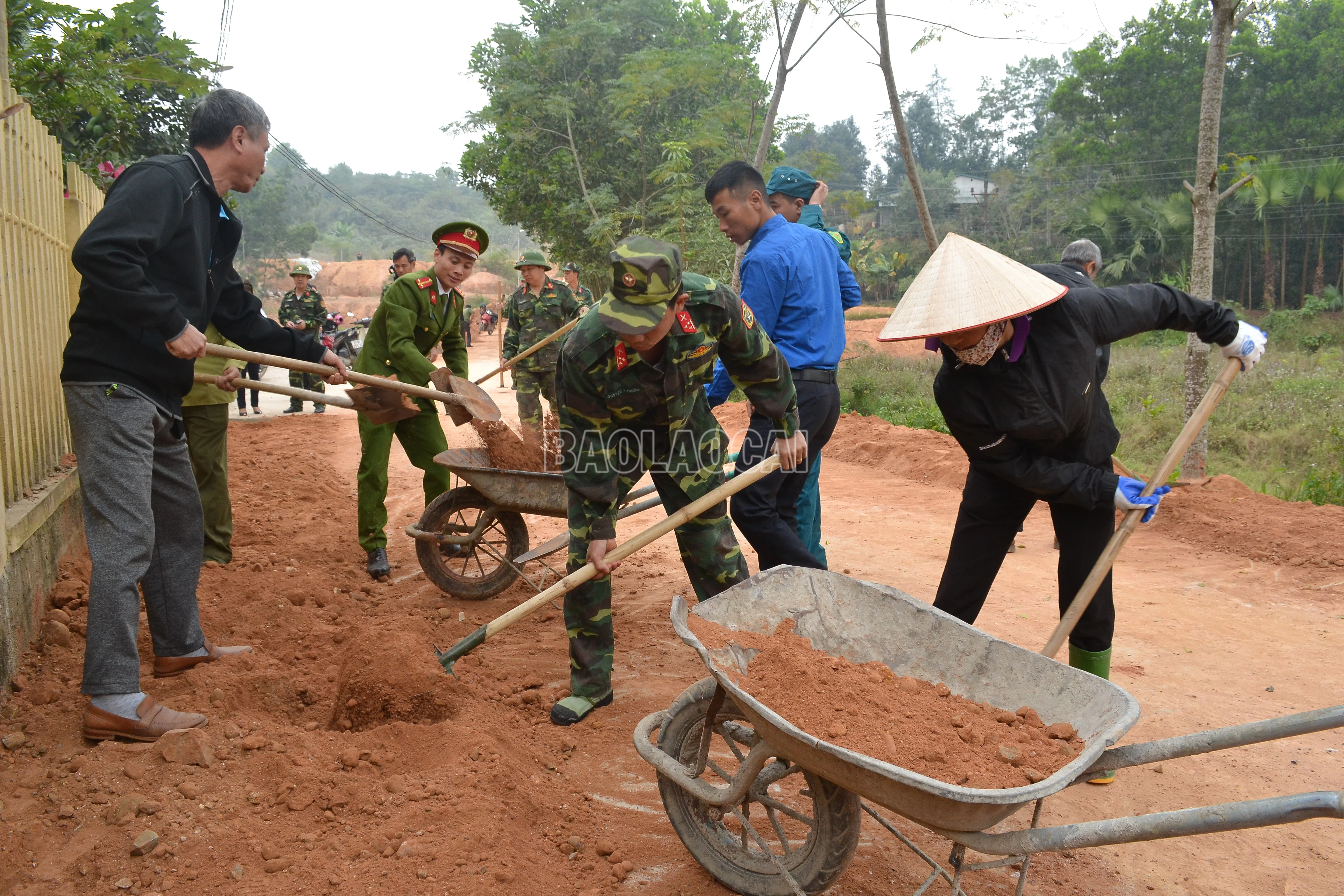 baolaocai-c_cuu-quan-nhan-cung-cac-luc-luong-tham-gia-lao-dong-cong-san-dap-le-duong-giao-thong-tai-to-dan-pho-nuoc-mat.jpg