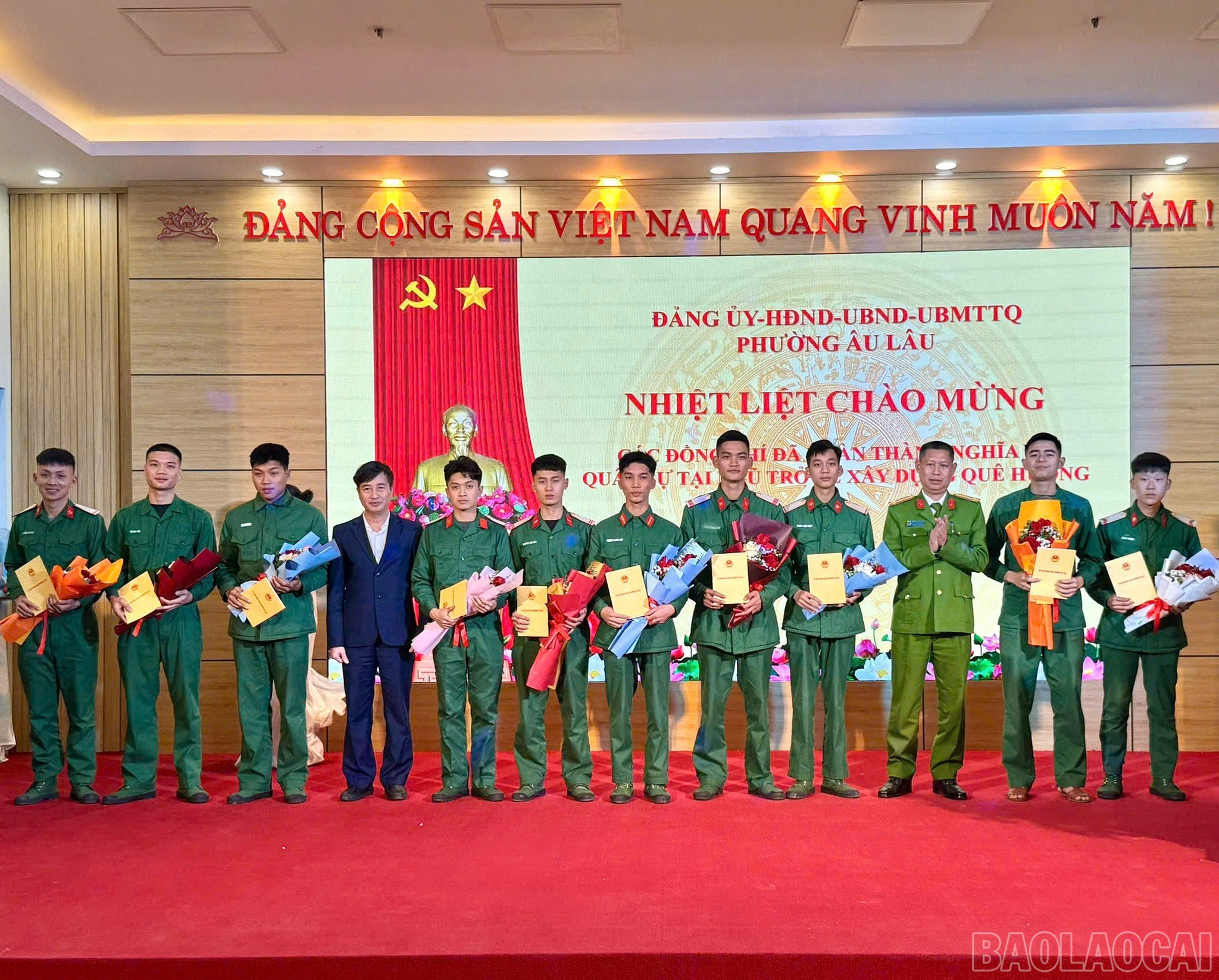 baolaocai-br_lanh-dao-phuong-au-lau-tang-qua-trao-tang-qua-cac-quan-nhan-hoan-thanh-nghia-vu-quan-su-nam-2026.jpg