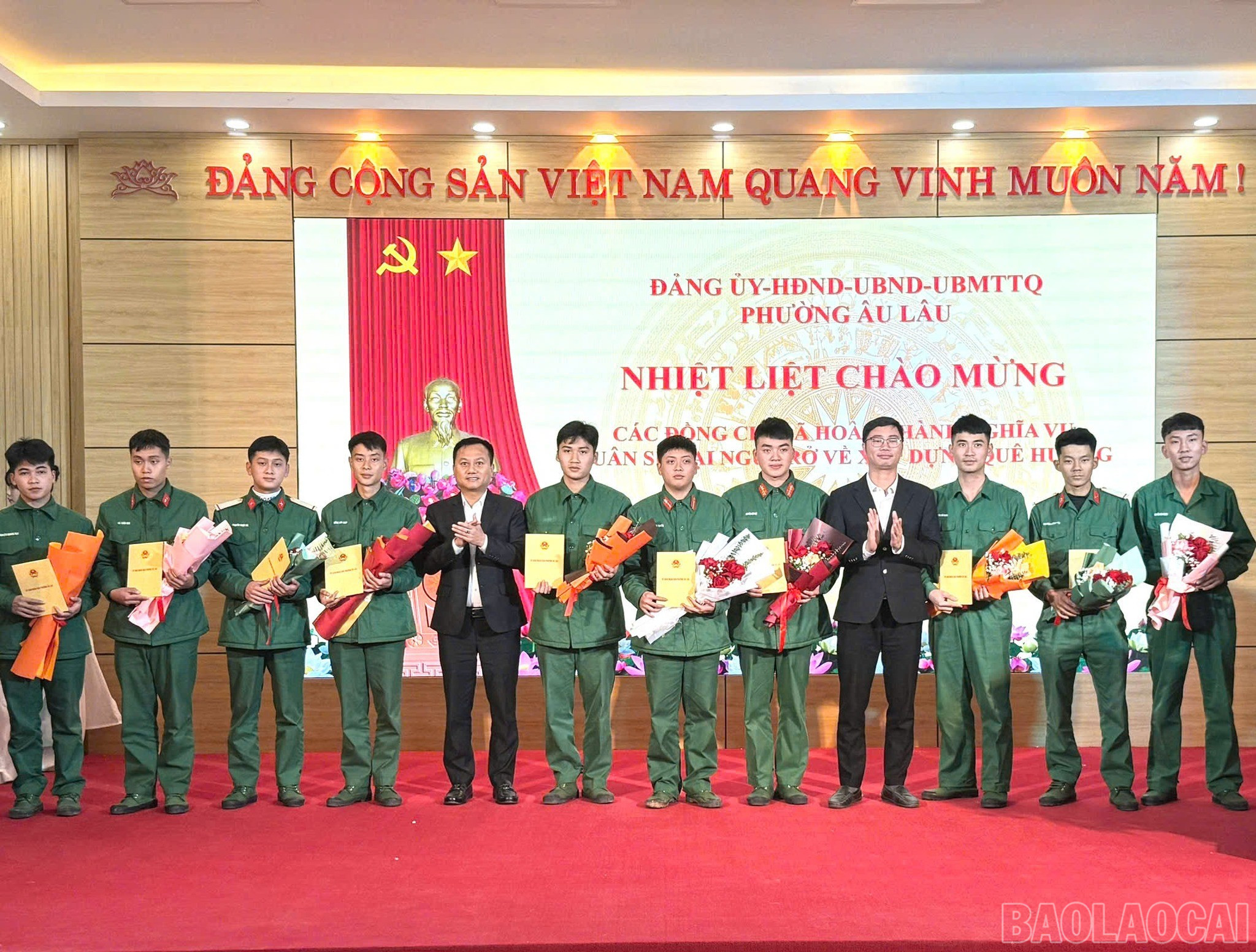 baolaocai-br_lanh-dao-phuong-au-lau-tang-qua-trao-tang-qua-cac-quan-nhan-hoan-thanh-nghia-vu-quan-su-nam-2026-8649.jpg