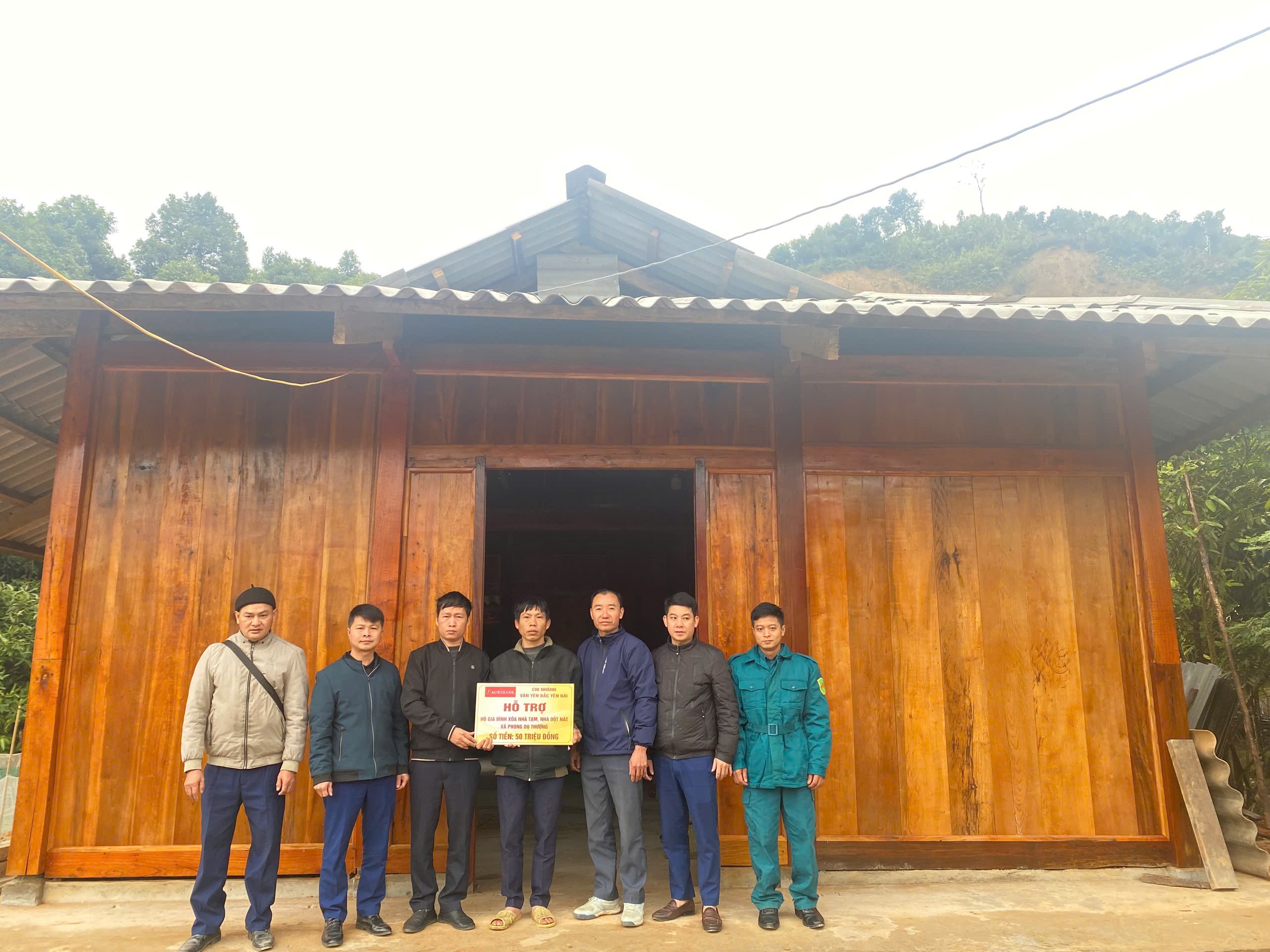 chi-nhanh-ngan-hang-agribank-van-yen-bac-yen-bai-trao-tien-ho-tro-lam-nha-cho-ho-kho-khan.jpg