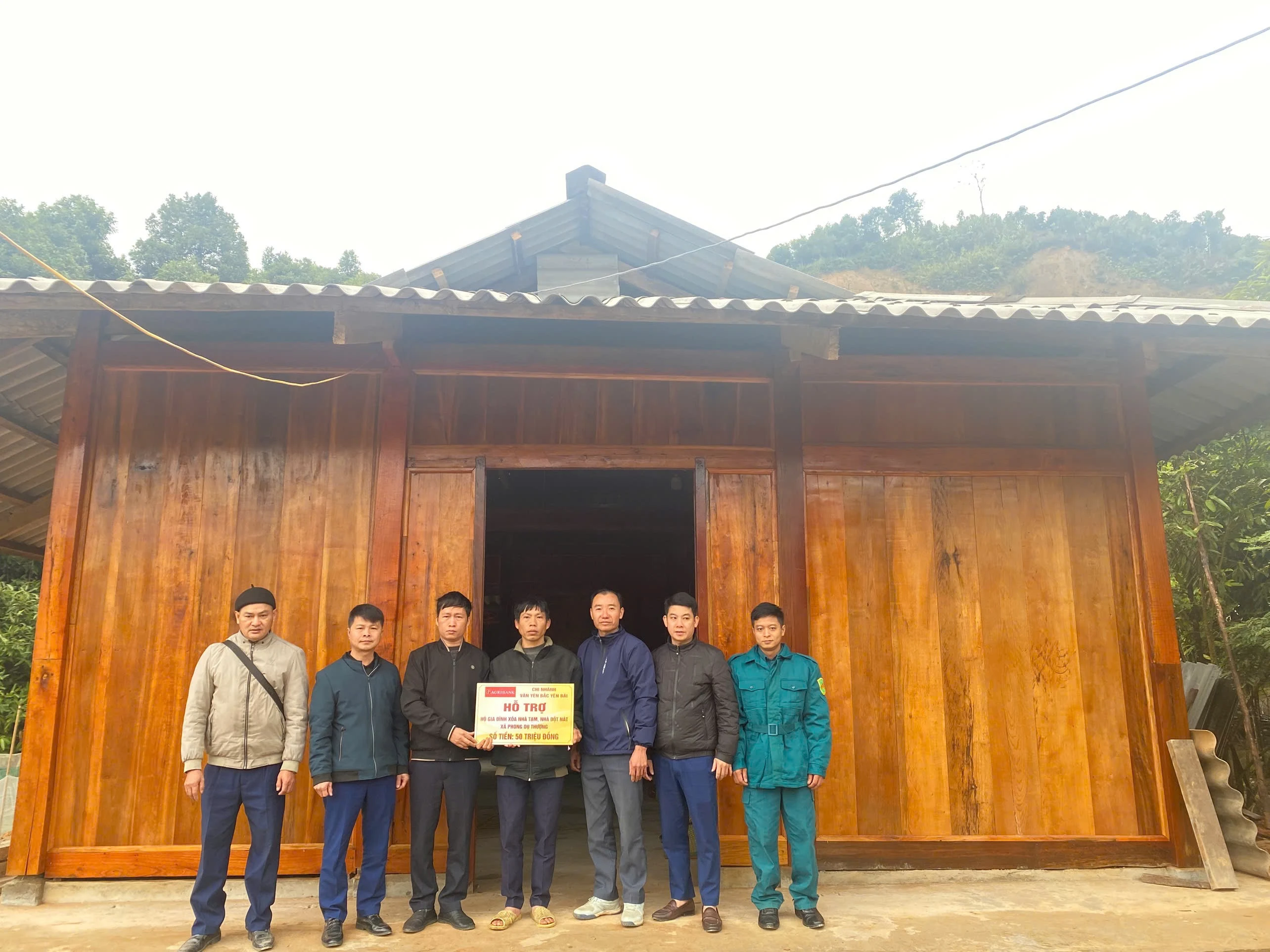 chi-nhanh-ngan-hang-agribank-van-yen-bac-yen-bai-trao-tien-ho-tro-lam-nha-cho-ho-kho-khan.jpg