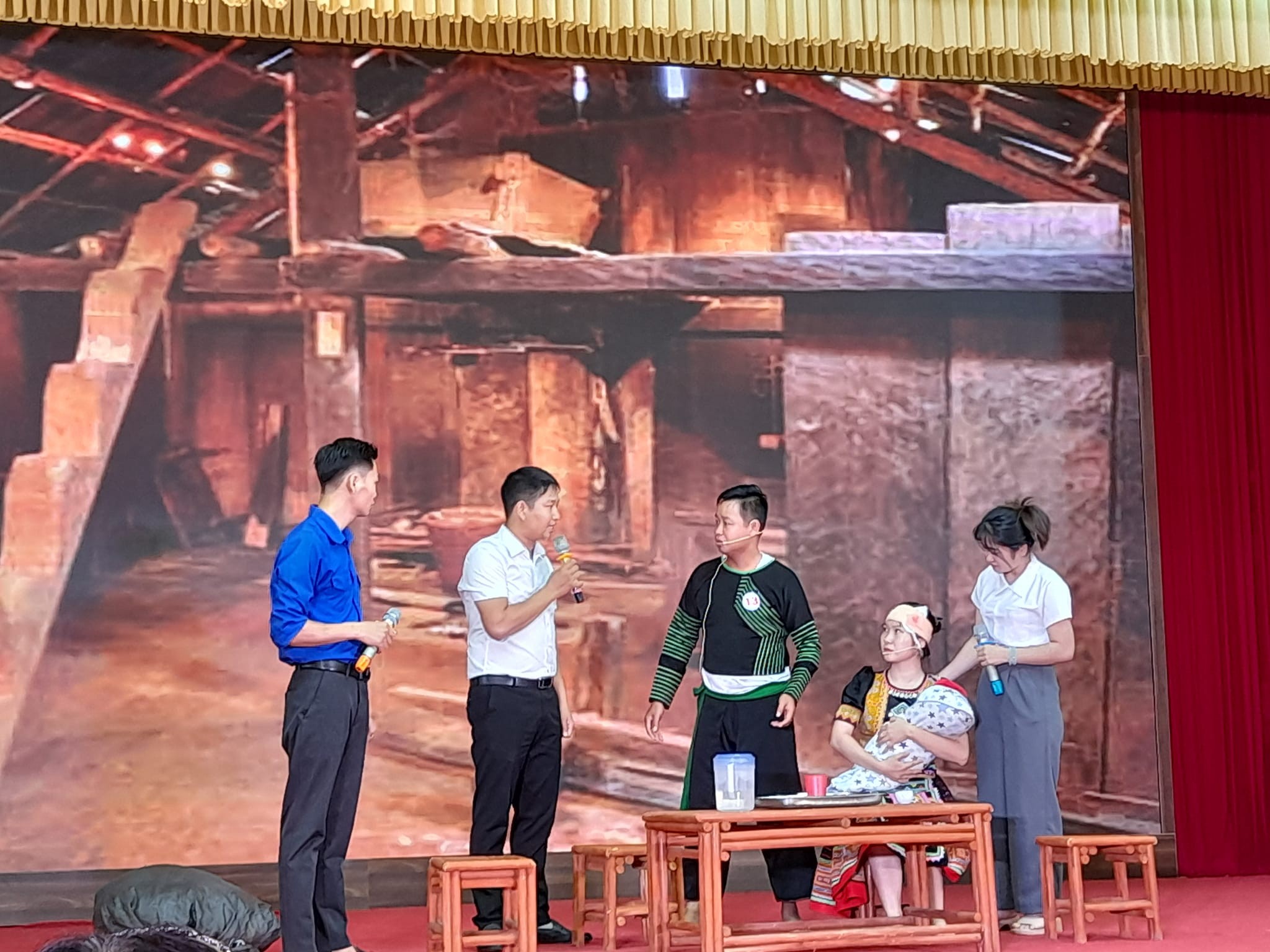 Sân khấu hóa các tình huống thường gặp trong quá trình hòa giải tại cơ sở giúp người dân hiểu và đoàn kết hơn trong xóm làng. 12.jpg