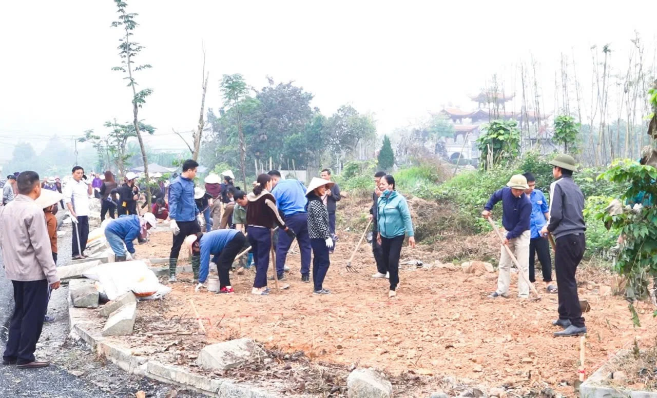 nguoi-dan-o-cac-thon-ban-cua-xa-mau-a-chung-tay-lam-dep-con-duong-chao-mung-dai-hoi.jpg