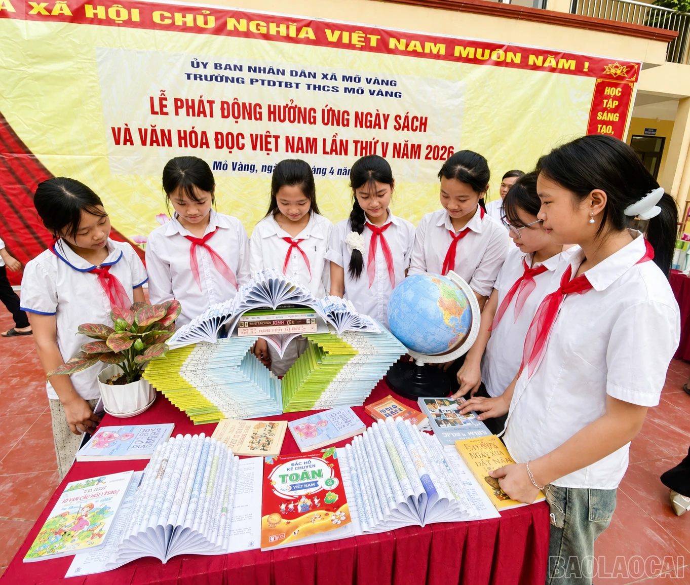 Nhiều lớp chủ động xây dựng tủ sách lớp học, trang trí góc thư viện để học sinh dễ dàng tiếp cận sách mỗi ngày.