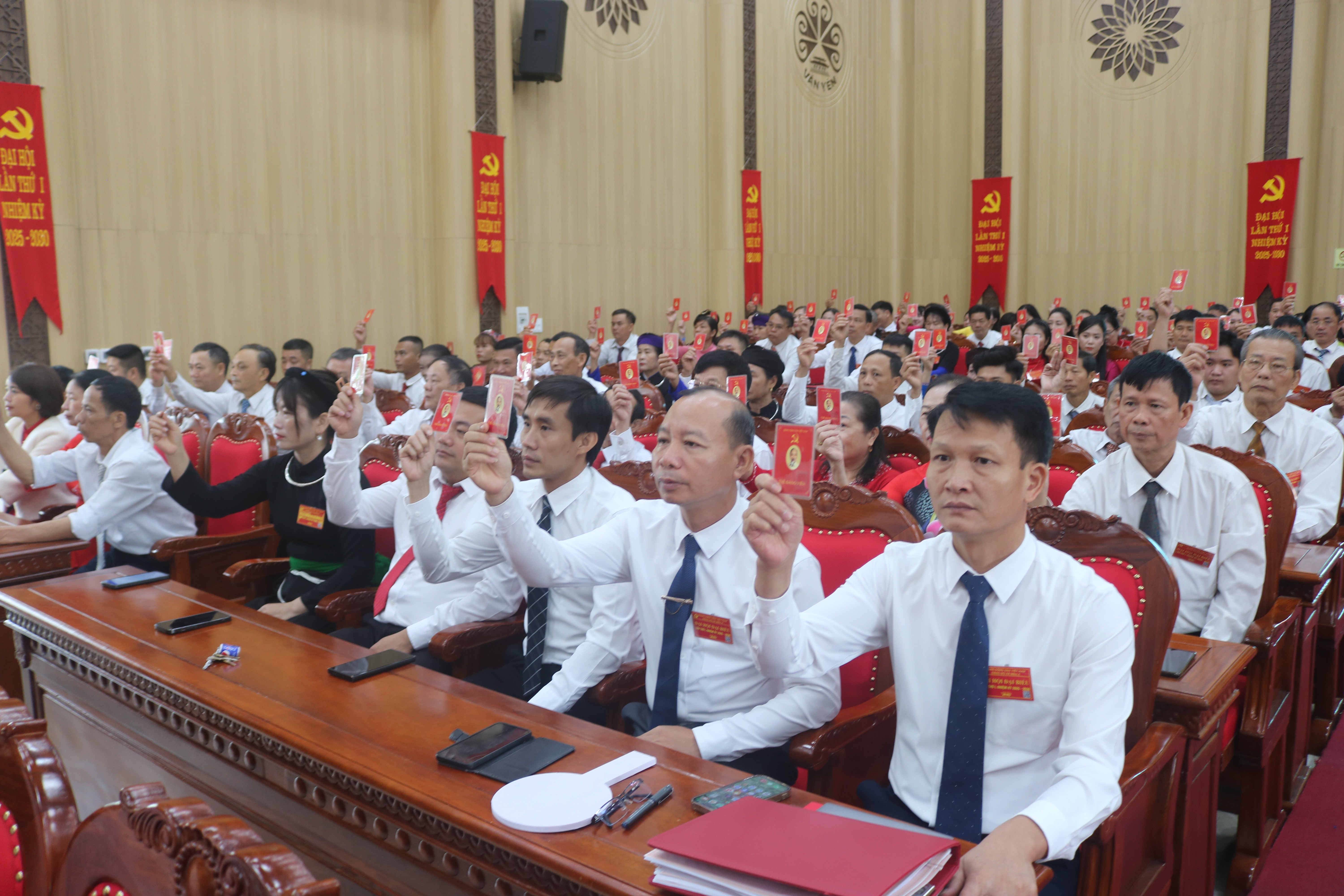 Các đại biểu biểu quyết thông qua Nghị quyết Đại hội img-4752.jpg