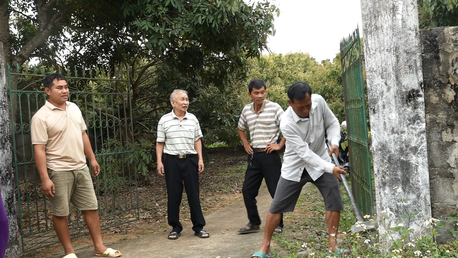 Người dân chủ động phá dỡ tường rào phục vụ xây dựng các công trình, dự án trên địa bàn phường. 5.jpg