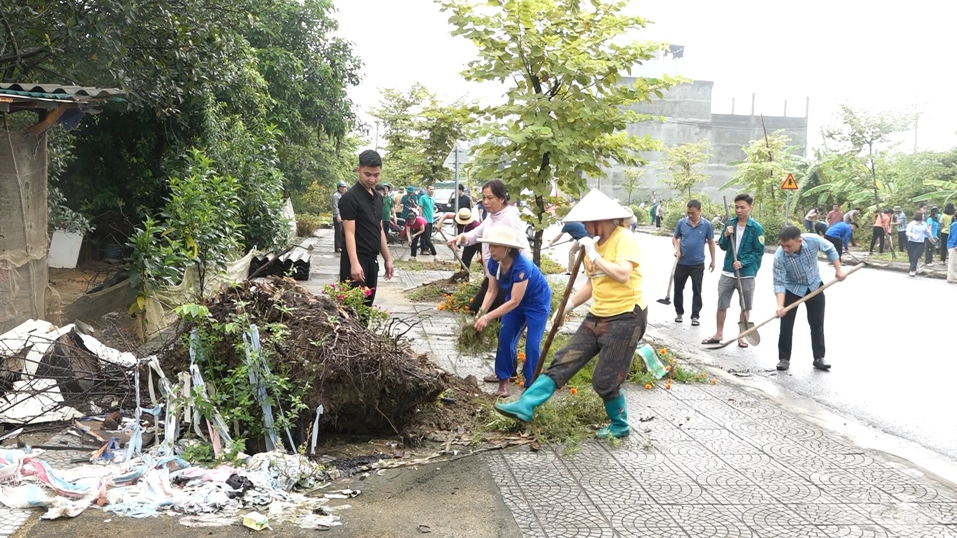 Hội Phụ nữ phường cùng các cơ quan, đơn vị và người dân tham gia dọn dẹp vệ sinh môi trường 10.jpg