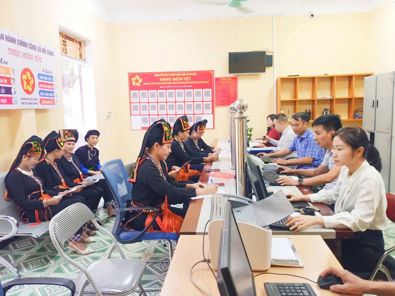Trung tâm PVHCC xã Mỏ Vàng được bố trí khoa học, tiện lợi cho đội ngũ và Nhân dân. Trung tâm PVHCC xã Mỏ Vàng được bố trí khoa học, tiện lợi cho đội ngũ và Nhân dân.