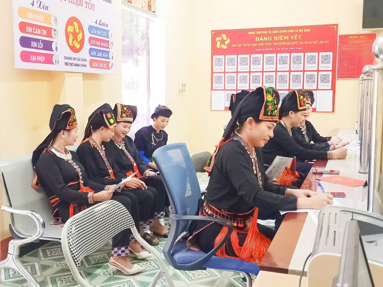Người dân luôn hài lòng khi đến làm các thủ tục tại Trung tâm PVHCC xã. Người dân luôn hài lòng khi đến làm các thủ tục tại Trung tâm PVHCC xã.