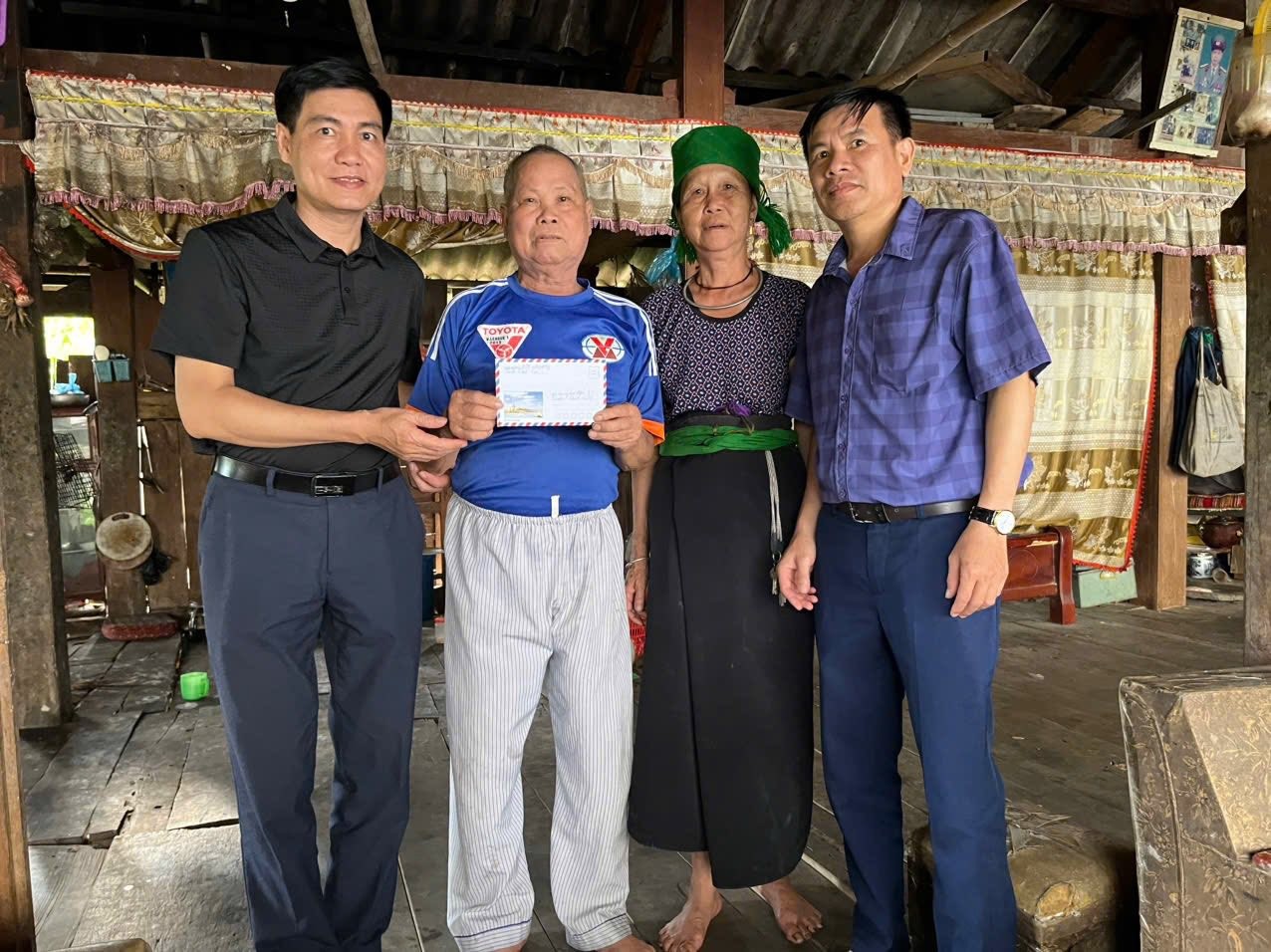 Ông Hoàng Văn Liên - Chủ tịch Hội Nông dân phường Cầu Thia (ngoài cùng bên phải) cùng lãnh đạo Mặt trận Tổ quốc phường thăm hỏi gia đình các hội viên. ong-hoang-van-lien-chu-tich-hoi-nong-dan-phuong-ngoai-cung-ben-phai-cung-lanh-daomttq-phuong-di-tham-hoi-cac-hoi-vien.jpg