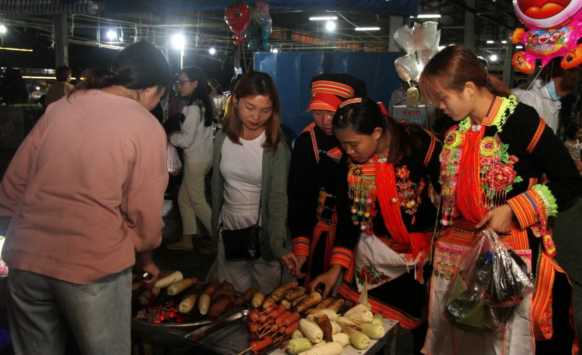 Chợ phiên Lai Châu, nơi hội tụ sắc màu văn hoá ảnh 1 Chợ phiên Lai Châu, nơi hội tụ sắc màu văn hoá ảnh 1